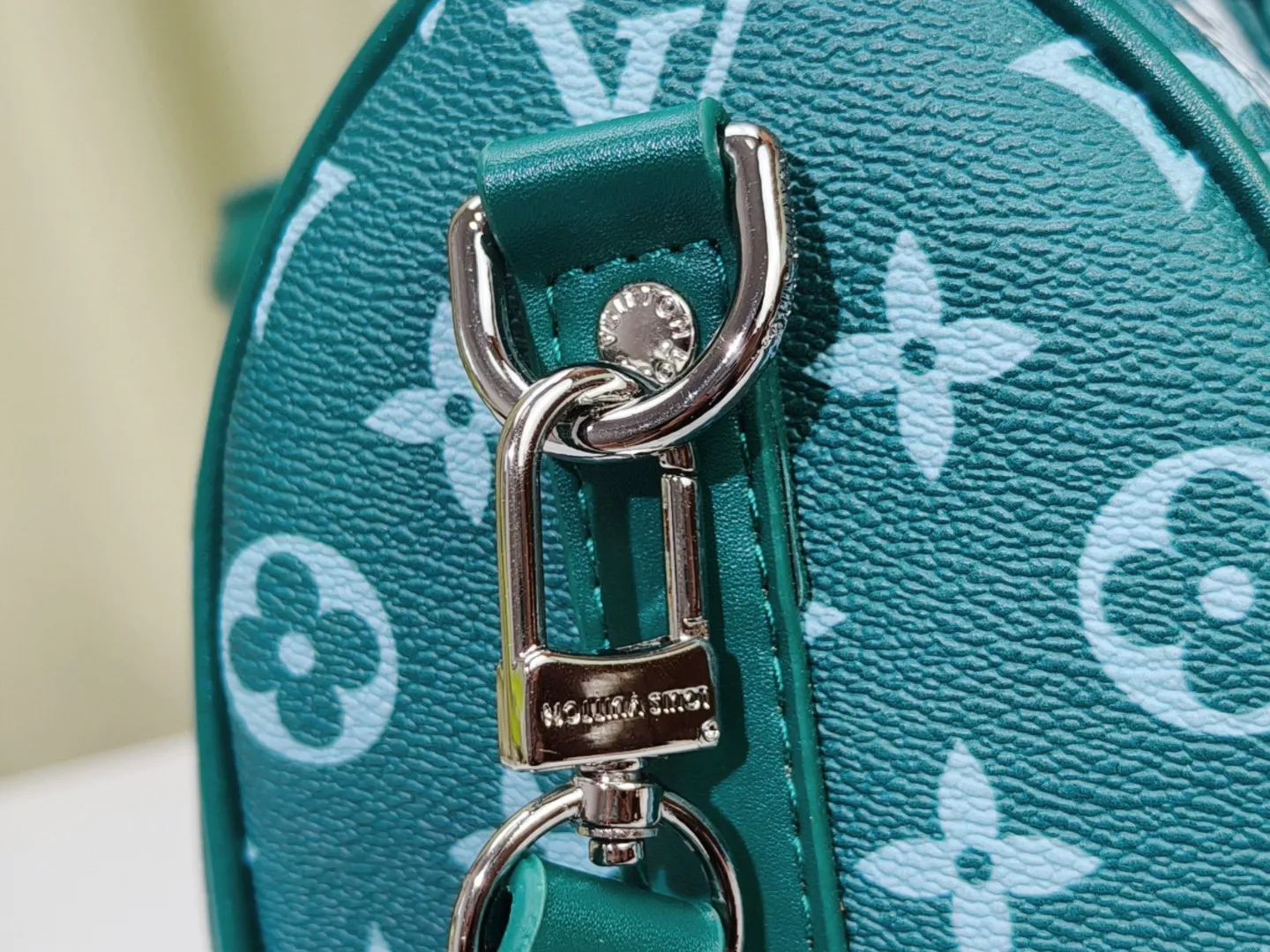 P260 upgraded original M46271 black flower M11645 gray flower blue, M11996 embossed blue M13166 yellow M12684 green pillow bag. This Keepall 25 handbag is made of Monogram Eclipse Reverse canvas, showing an elegant reinterpretation of Louis Vuitton's classic pattern. The reinforced straps and leather nameplate continue the iconic elements of the Keepall series, and the zipper closure keeps personal items safe and secure. Dimensions: 25.0 x 15.0 x 11.0cm (Length x Height x Width)