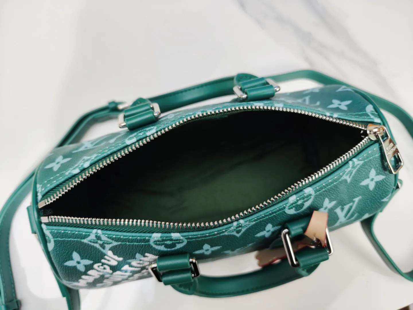 P260 upgraded original M46271 black flower M11645 gray flower blue, M11996 embossed blue M13166 yellow M12684 green pillow bag. This Keepall 25 handbag is made of Monogram Eclipse Reverse canvas, showing an elegant reinterpretation of Louis Vuitton's classic pattern. The reinforced straps and leather nameplate continue the iconic elements of the Keepall series, and the zipper closure keeps personal items safe and secure. Dimensions: 25.0 x 15.0 x 11.0cm (Length x Height x Width)
