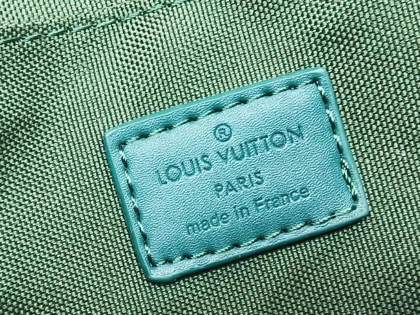P260 upgraded original M46271 black flower M11645 gray flower blue, M11996 embossed blue M13166 yellow M12684 green pillow bag. This Keepall 25 handbag is made of Monogram Eclipse Reverse canvas, showing an elegant reinterpretation of Louis Vuitton's classic pattern. The reinforced straps and leather nameplate continue the iconic elements of the Keepall series, and the zipper closure keeps personal items safe and secure. Dimensions: 25.0 x 15.0 x 11.0cm (Length x Height x Width)