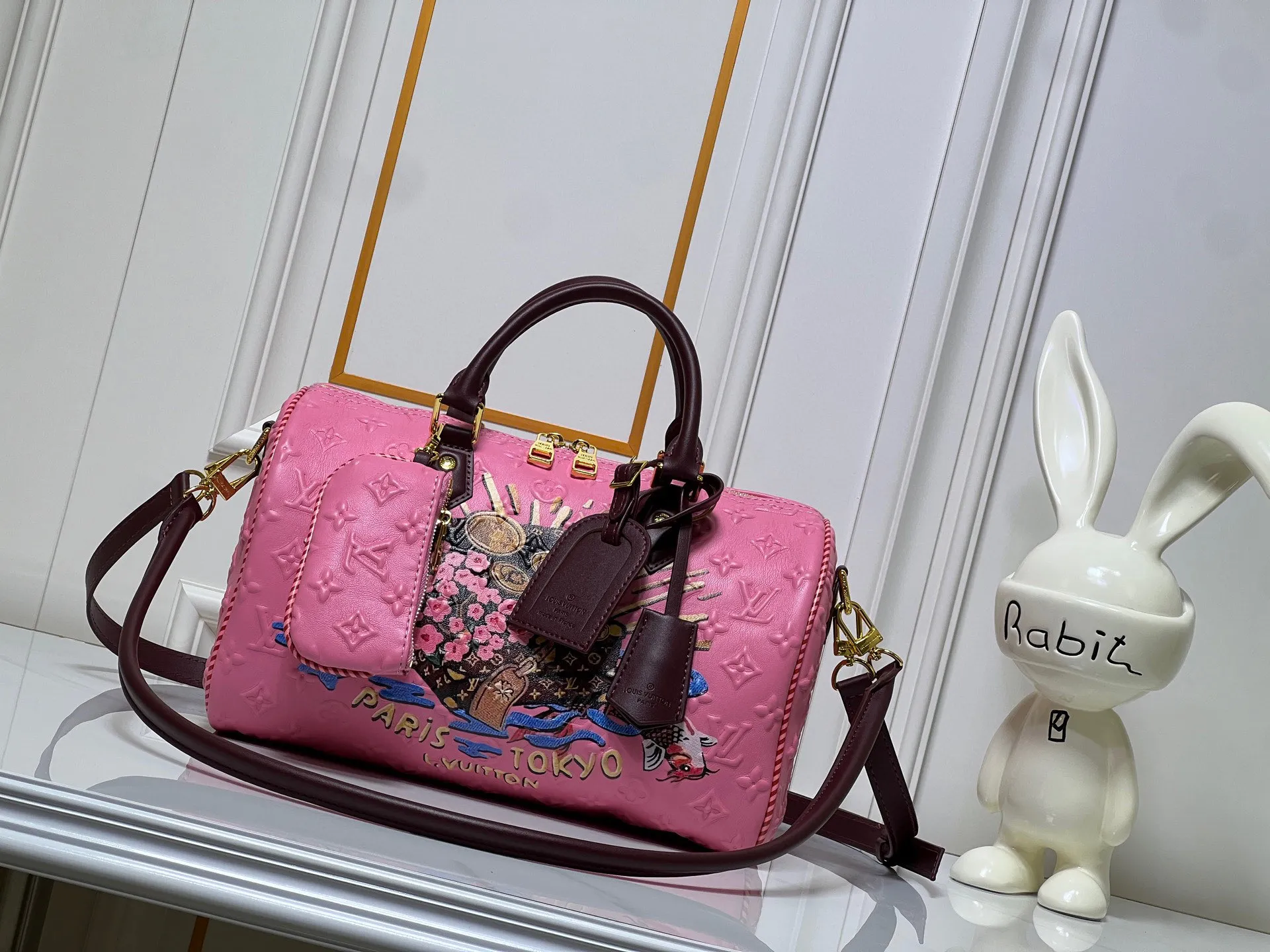 Batch 320💰M10660 M13344 This Speedy Soft 30 handbag uses retro touches to interpret the Monogram Dune elements, with aircraft-shaped decoration and collage-effect labels, paying tribute to the design of the Gaston Louis Vuitton collection series. The long handle makes it easy to carry on the shoulder, making it a great travel companion. 30.0 x 21.0 x 17.0 cm (length x height x width)