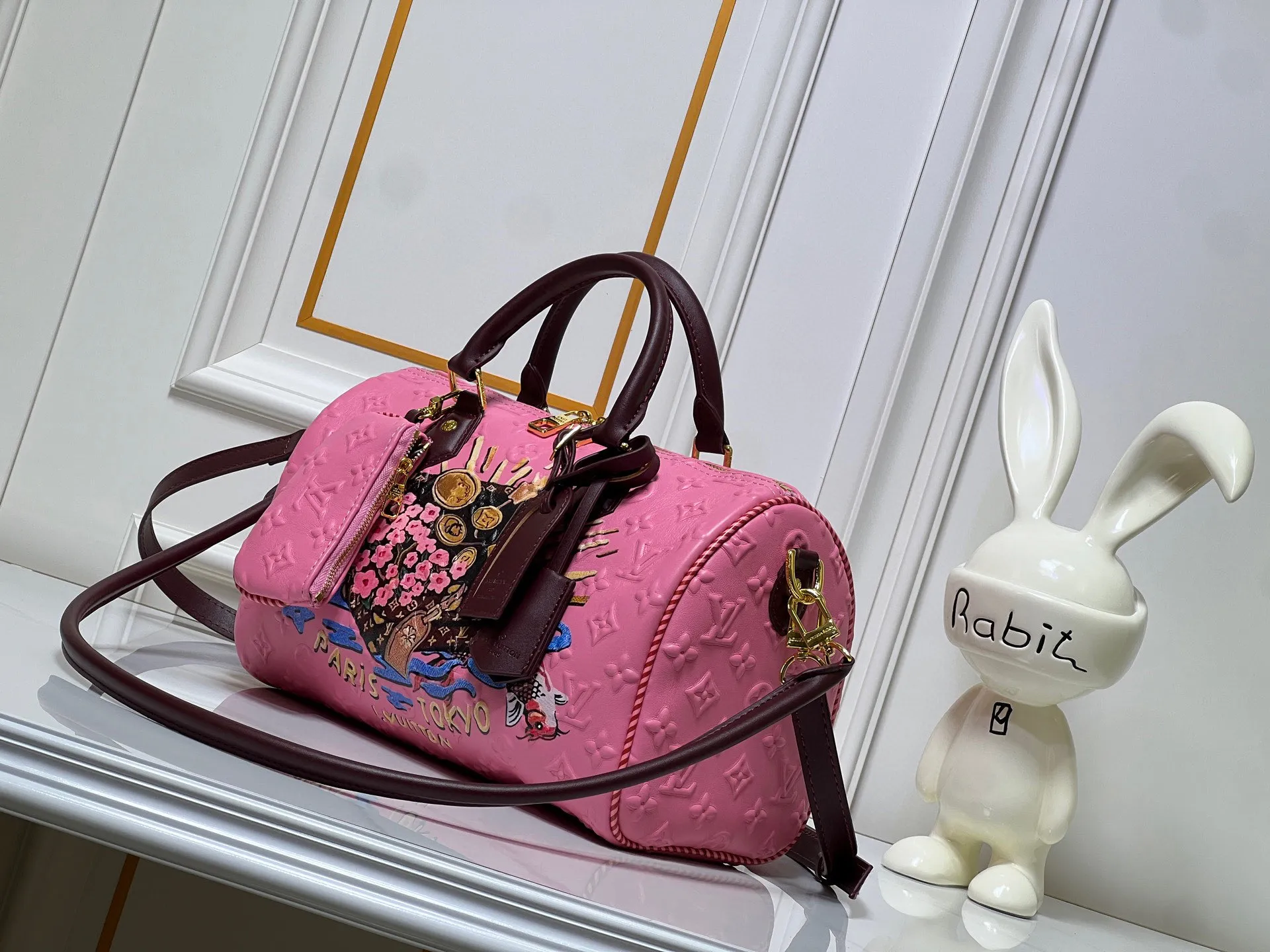 Batch 320💰M10660 M13344 This Speedy Soft 30 handbag uses retro touches to interpret the Monogram Dune elements, with aircraft-shaped decoration and collage-effect labels, paying tribute to the design of the Gaston Louis Vuitton collection series. The long handle makes it easy to carry on the shoulder, making it a great travel companion. 30.0 x 21.0 x 17.0 cm (length x height x width)