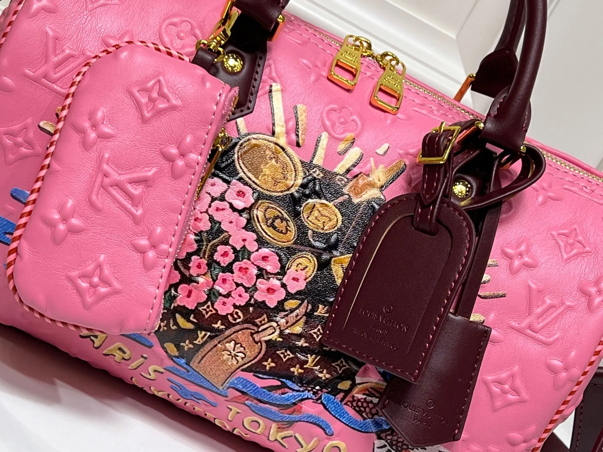 Batch 320💰M10660 M13344 This Speedy Soft 30 handbag uses retro touches to interpret the Monogram Dune elements, with aircraft-shaped decoration and collage-effect labels, paying tribute to the design of the Gaston Louis Vuitton collection series. The long handle makes it easy to carry on the shoulder, making it a great travel companion. 30.0 x 21.0 x 17.0 cm (length x height x width)
