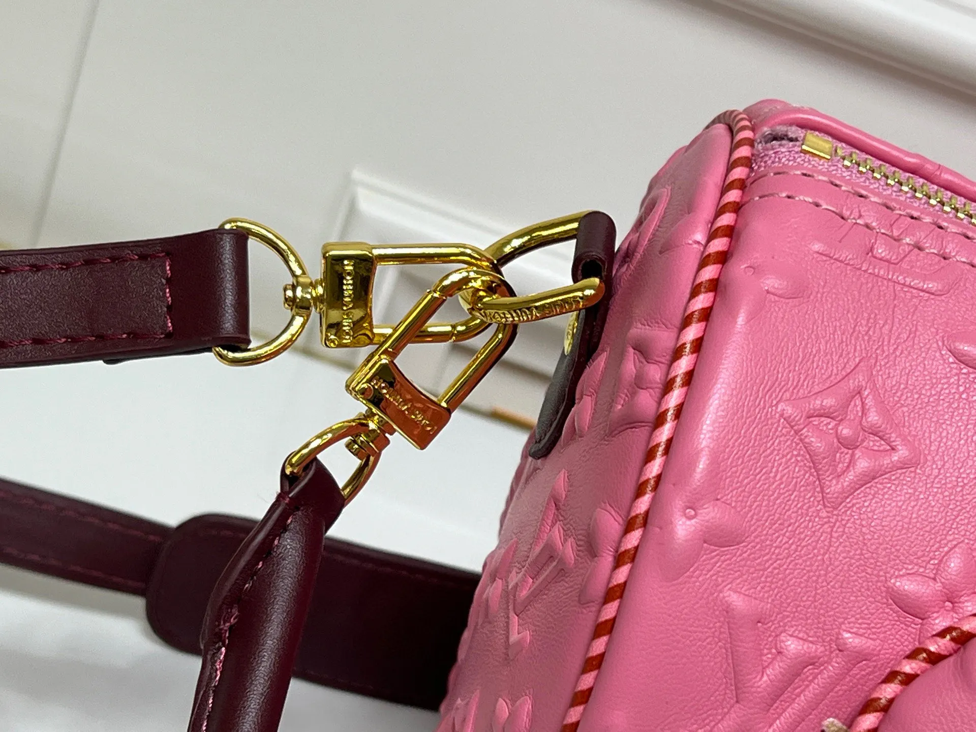Batch 320💰M10660 M13344 This Speedy Soft 30 handbag uses retro touches to interpret the Monogram Dune elements, with aircraft-shaped decoration and collage-effect labels, paying tribute to the design of the Gaston Louis Vuitton collection series. The long handle makes it easy to carry on the shoulder, making it a great travel companion. 30.0 x 21.0 x 17.0 cm (length x height x width)