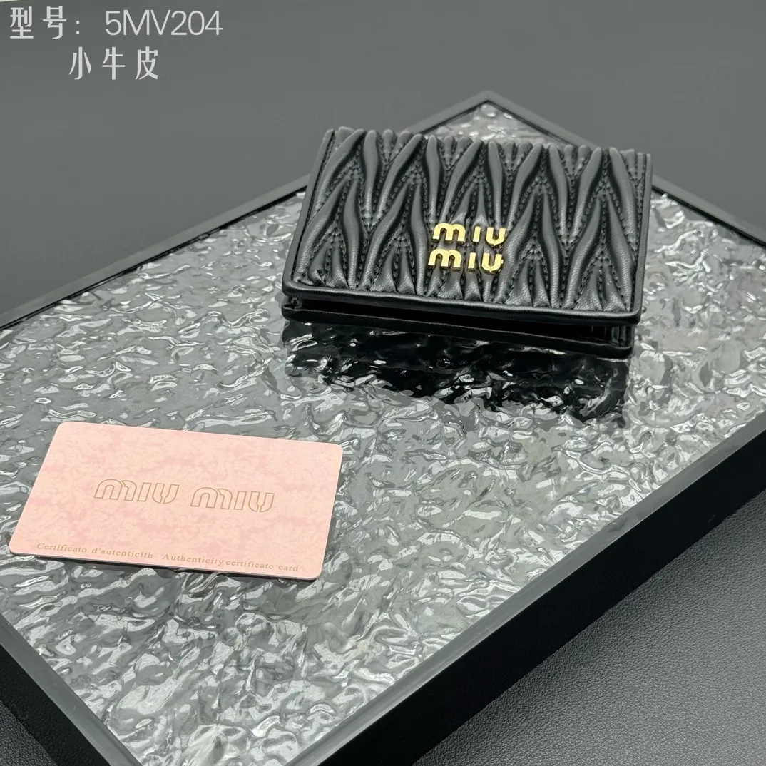 💰160 💎Upgraded original # (quality is comparable to the original) New version of pocket wallet, two-layer cowhide, built-in small sachet 💗pocket wallet💗New small wallet at the counter🔥💃💃Imported top-grade cowhide inside and outside 🐮Hundred-yuan bills, bank cards, coins, and change can be collected in it Model: 5MV204 Size: 11.5 X8 cm