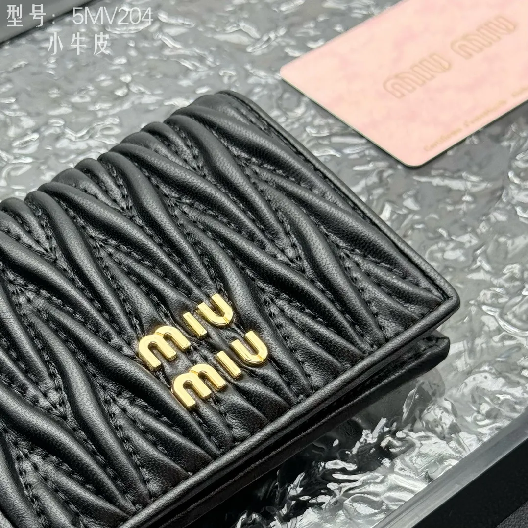 💰160 💎Upgraded original # (quality is comparable to the original) New version of pocket wallet, two-layer cowhide, built-in small sachet 💗pocket wallet💗New small wallet at the counter🔥💃💃Imported top-grade cowhide inside and outside 🐮Hundred-yuan bills, bank cards, coins, and change can be collected in it Model: 5MV204 Size: 11.5 X8 cm