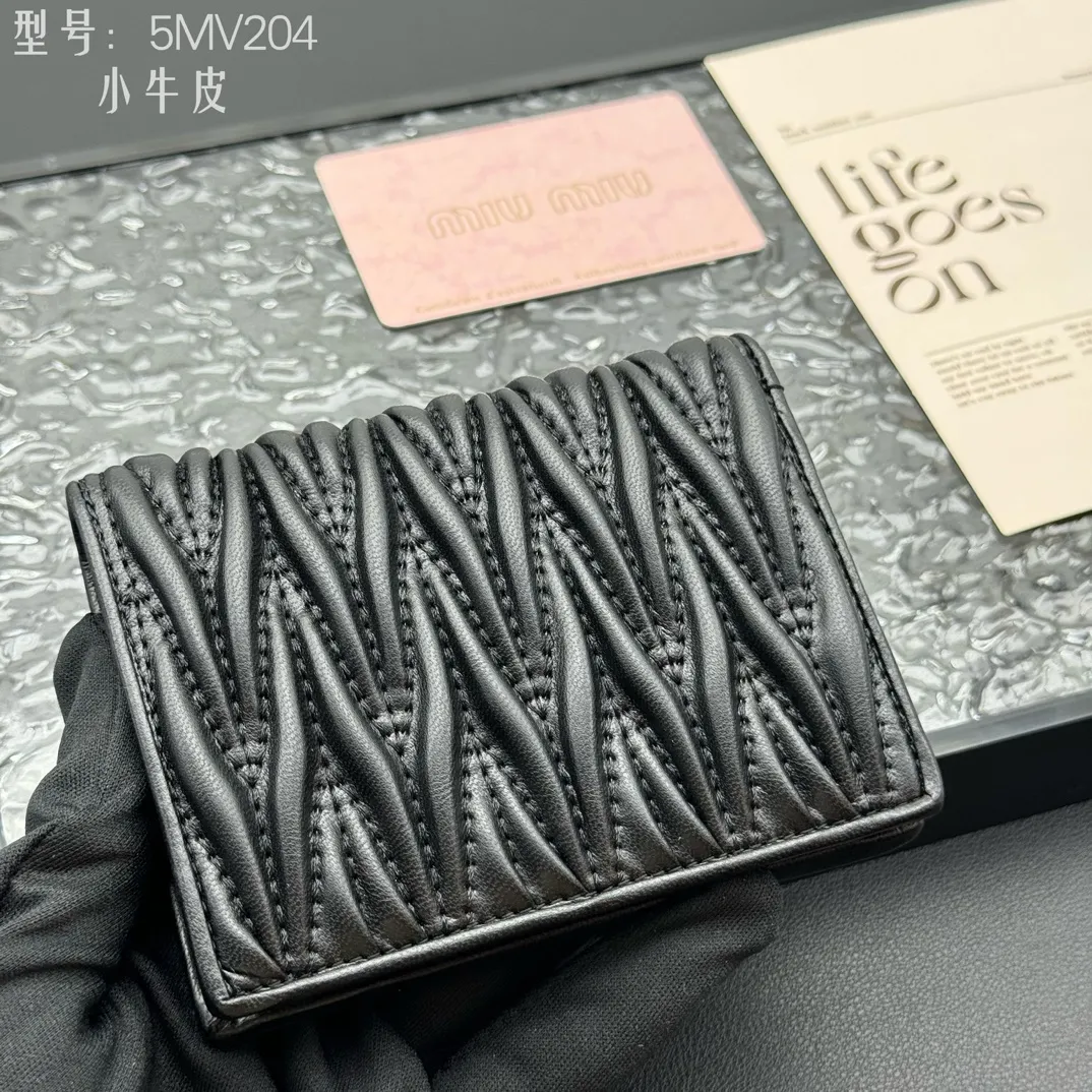 💰160 💎Upgraded original # (quality is comparable to the original) New version of pocket wallet, two-layer cowhide, built-in small sachet 💗pocket wallet💗New small wallet at the counter🔥💃💃Imported top-grade cowhide inside and outside 🐮Hundred-yuan bills, bank cards, coins, and change can be collected in it Model: 5MV204 Size: 11.5 X8 cm