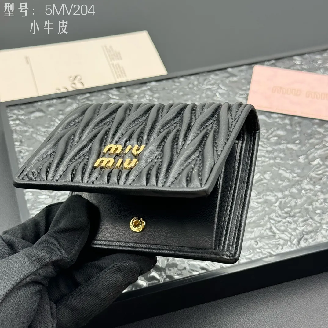 💰160 💎Upgraded original # (quality is comparable to the original) New version of pocket wallet, two-layer cowhide, built-in small sachet 💗pocket wallet💗New small wallet at the counter🔥💃💃Imported top-grade cowhide inside and outside 🐮Hundred-yuan bills, bank cards, coins, and change can be collected in it Model: 5MV204 Size: 11.5 X8 cm