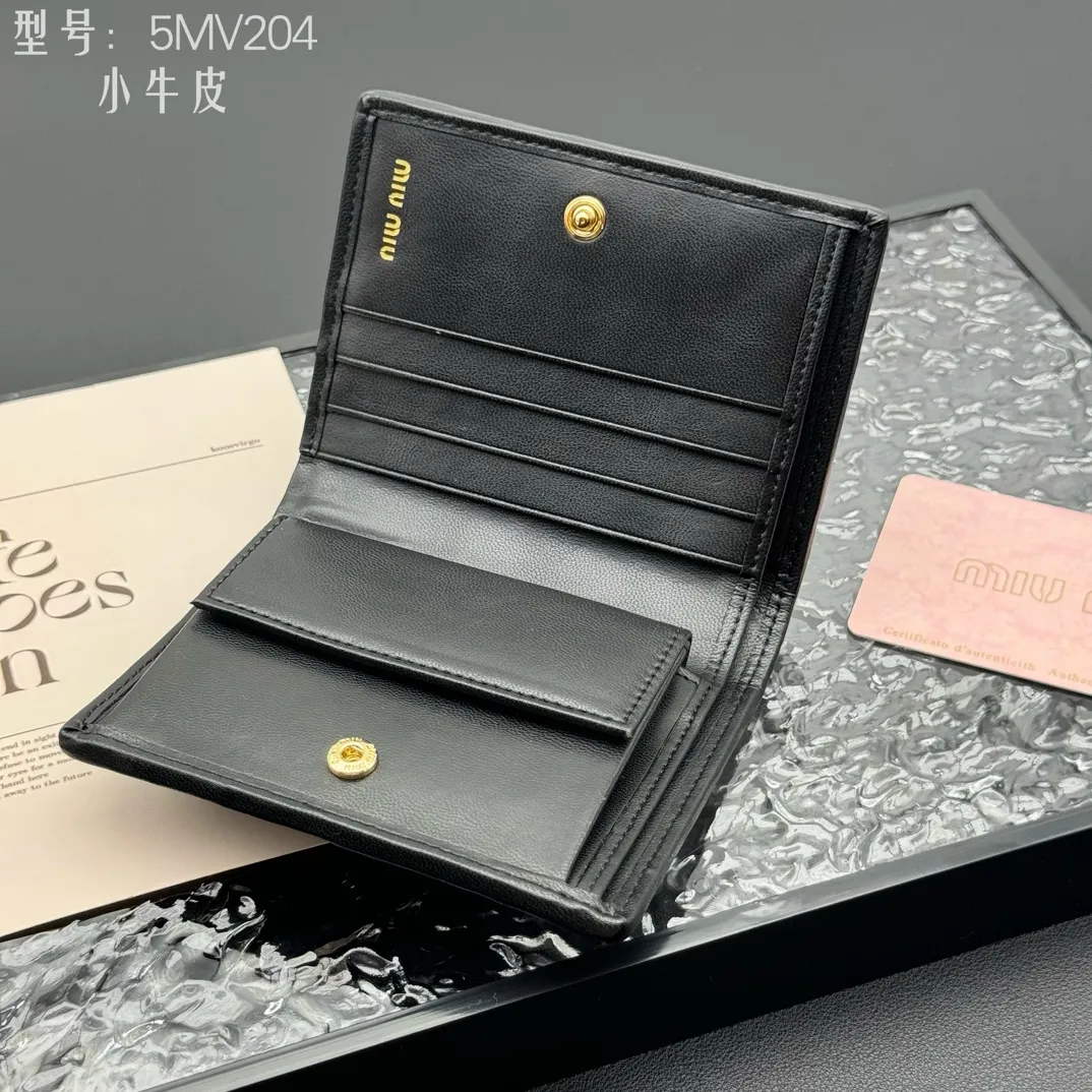 💰160 💎Upgraded original # (quality is comparable to the original) New version of pocket wallet, two-layer cowhide, built-in small sachet 💗pocket wallet💗New small wallet at the counter🔥💃💃Imported top-grade cowhide inside and outside 🐮Hundred-yuan bills, bank cards, coins, and change can be collected in it Model: 5MV204 Size: 11.5 X8 cm