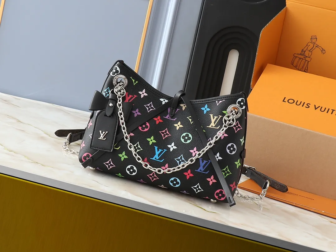 💰220💰Upgraded from the original M13014 M24860. This CarryAll BB handbag is made of Monogram canvas and decorated with Monogram flowers on the dazzling chain, lighting up day and night occasions with a trendy look. A leather name tag complements the lace-up closure, and an interior zippered pocket provides easy access to your credit cards. Dimensions: 26.0 x 17.0 x 10.0 cm (length x height x width)