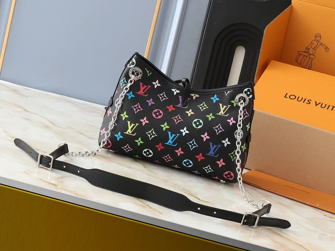 💰220💰Upgraded from the original M13014 M24860. This CarryAll BB handbag is made of Monogram canvas and decorated with Monogram flowers on the dazzling chain, lighting up day and night occasions with a trendy look. A leather name tag complements the lace-up closure, and an interior zippered pocket provides easy access to your credit cards. Dimensions: 26.0 x 17.0 x 10.0 cm (length x height x width)