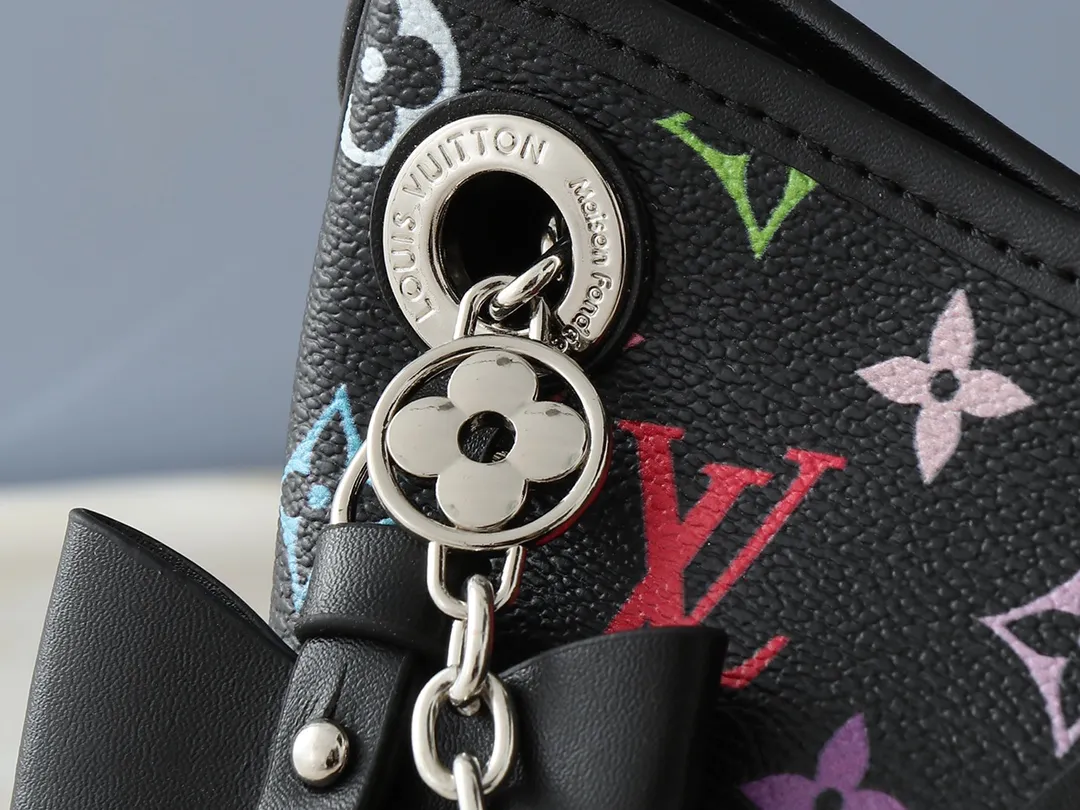 💰220💰Upgraded from the original M13014 M24860. This CarryAll BB handbag is made of Monogram canvas and decorated with Monogram flowers on the dazzling chain, lighting up day and night occasions with a trendy look. A leather name tag complements the lace-up closure, and an interior zippered pocket provides easy access to your credit cards. Dimensions: 26.0 x 17.0 x 10.0 cm (length x height x width)