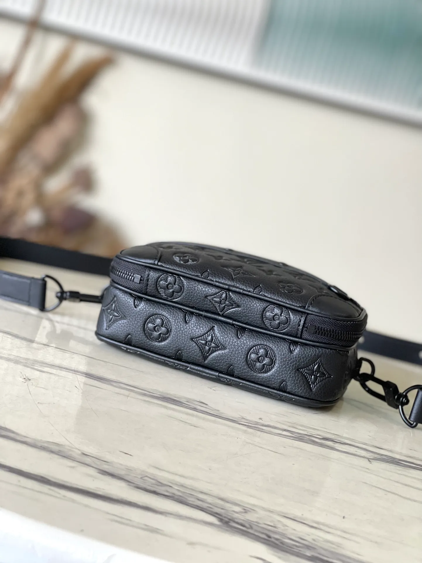 💰880 (top layer leather) top original order M82544 Nano Alpha handbag is made of Monogram Shadow leather with subtle embossing of Monogram pattern, which makes the compact structure show elegant style. The rivet elements are marked with the brand's signature, and the zippered compartments and external patch pockets are convenient for storing daily needs. The detachable and adjustable leather strap allows for comfortable carrying. Dimensions: 11 × 18.5 × 6.5 cm