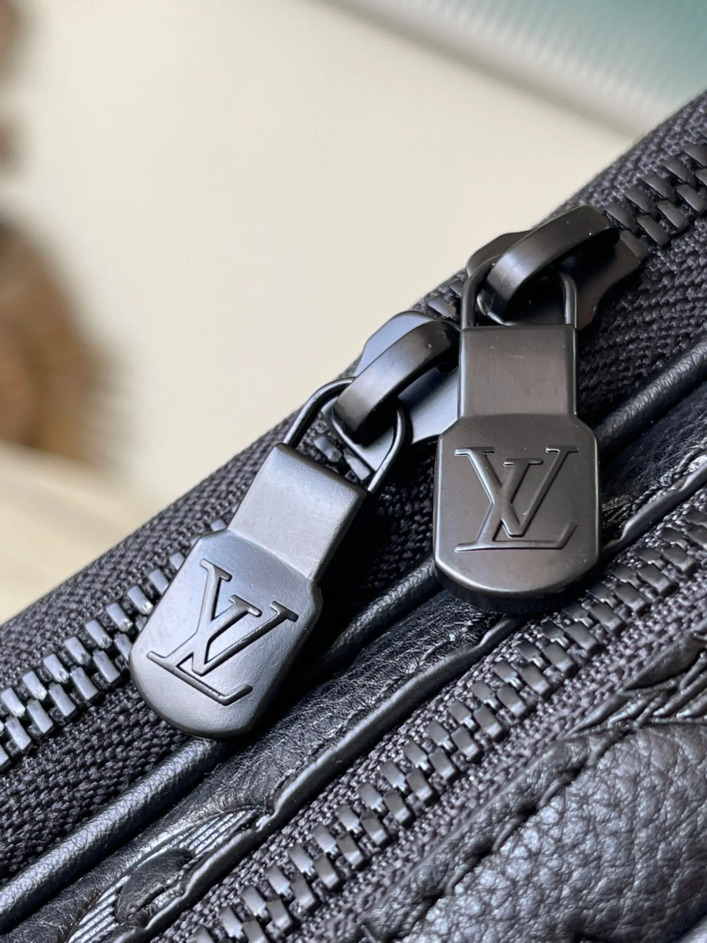 💰880 (top layer leather) top original order M82544 Nano Alpha handbag is made of Monogram Shadow leather with subtle embossing of Monogram pattern, which makes the compact structure show elegant style. The rivet elements are marked with the brand's signature, and the zippered compartments and external patch pockets are convenient for storing daily needs. The detachable and adjustable leather strap allows for comfortable carrying. Dimensions: 11 × 18.5 × 6.5 cm