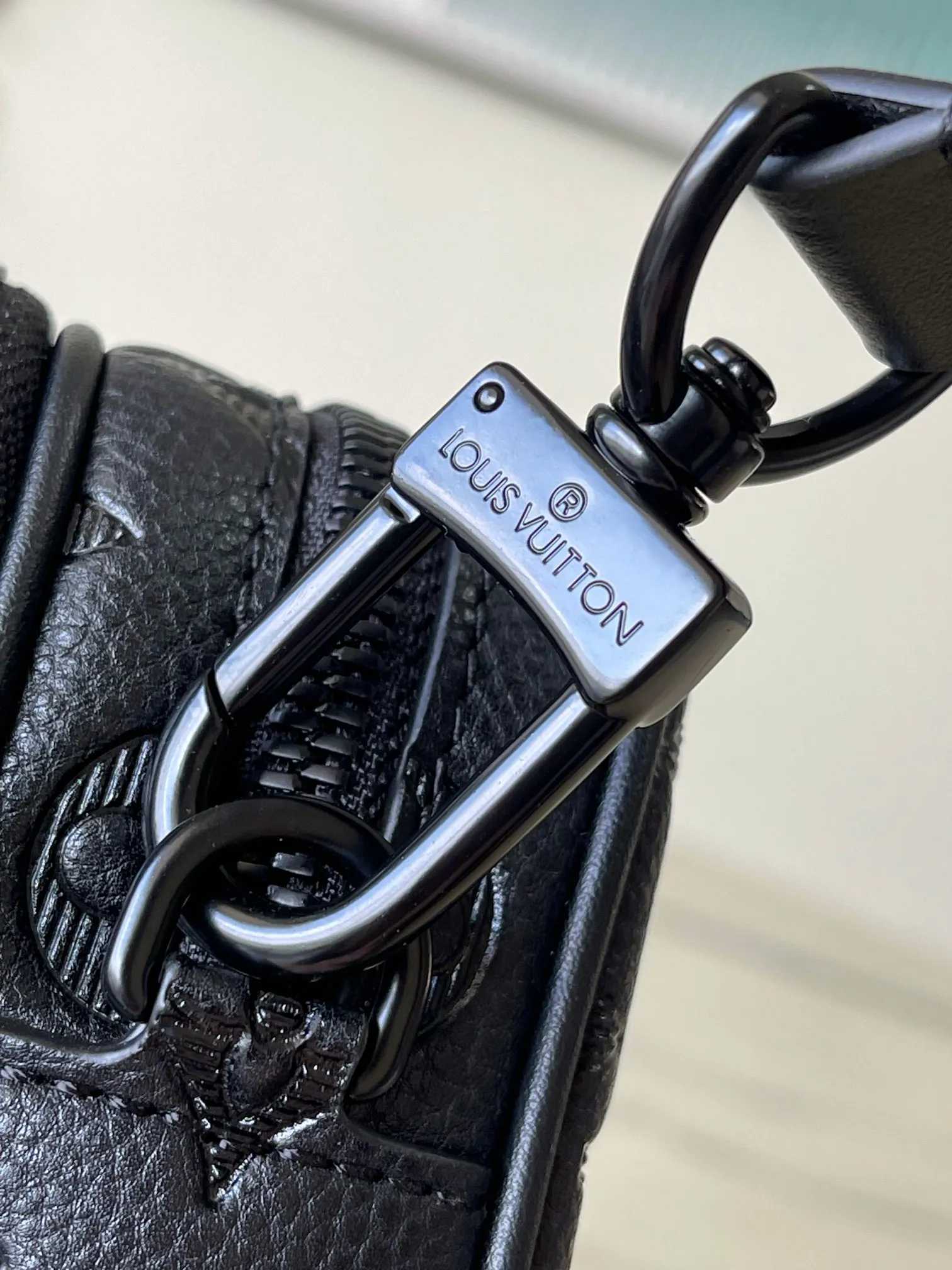 💰880 (top layer leather) top original order M82544 Nano Alpha handbag is made of Monogram Shadow leather with subtle embossing of Monogram pattern, which makes the compact structure show elegant style. The rivet elements are marked with the brand's signature, and the zippered compartments and external patch pockets are convenient for storing daily needs. The detachable and adjustable leather strap allows for comfortable carrying. Dimensions: 11 × 18.5 × 6.5 cm