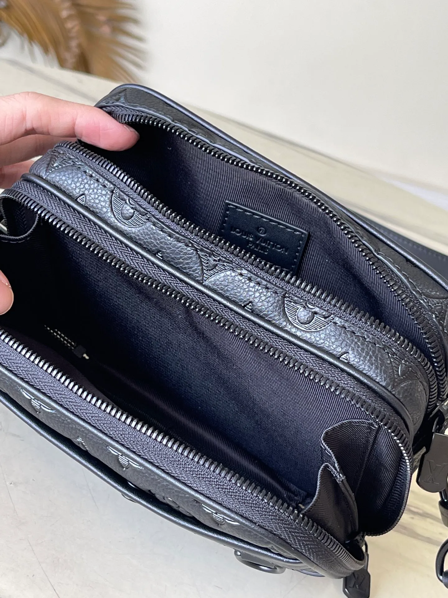 💰880 (top layer leather) top original order M82544 Nano Alpha handbag is made of Monogram Shadow leather with subtle embossing of Monogram pattern, which makes the compact structure show elegant style. The rivet elements are marked with the brand's signature, and the zippered compartments and external patch pockets are convenient for storing daily needs. The detachable and adjustable leather strap allows for comfortable carrying. Dimensions: 11 × 18.5 × 6.5 cm