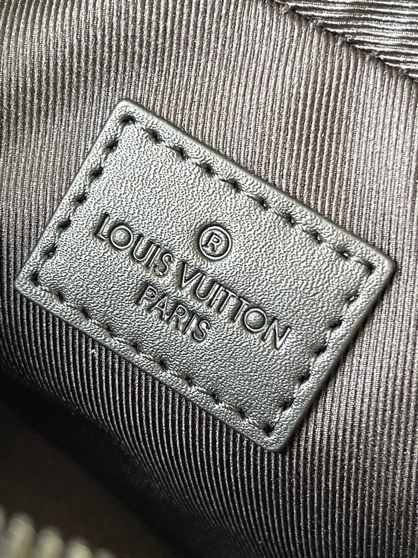 💰880 (top layer leather) top original order M82544 Nano Alpha handbag is made of Monogram Shadow leather with subtle embossing of Monogram pattern, which makes the compact structure show elegant style. The rivet elements are marked with the brand's signature, and the zippered compartments and external patch pockets are convenient for storing daily needs. The detachable and adjustable leather strap allows for comfortable carrying. Dimensions: 11 × 18.5 × 6.5 cm