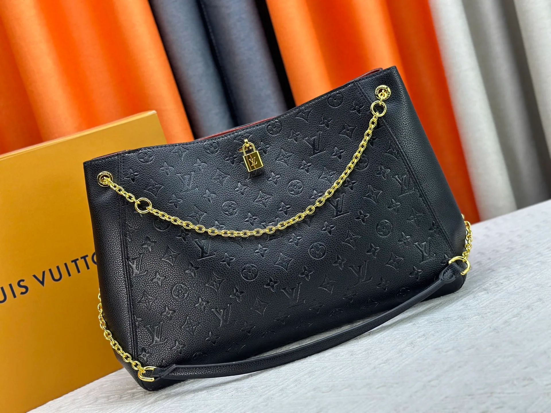 P280 P260 Model No. M14414 M14659 M14234 M This Anytime medium handbag recalls the Promenade handbag that was born in 1988, making it a perfect choice for daily commuting and weekend outings. The Monogram Empreinte leather bag is embellished with shiny metal hardware, and the LV padlock can be hung from the sliding chain shoulder strap, making it easy to explore a variety of styling possibilities and carrying methods. Cow leather - Cow leather trim - Fabric lining - Metal hardware - Magnetic closure - Decorative padlock - Large front pocket - Zipper pocket - Can hold a 13-inch laptop, 6.7-inch smartphone, Sarah long wallet, notebook, sunglasses and keys - Chain: sliding to adjust, not removable! ! Model: M14658; Size: large 42x27x14CM, small 20×13×34cm