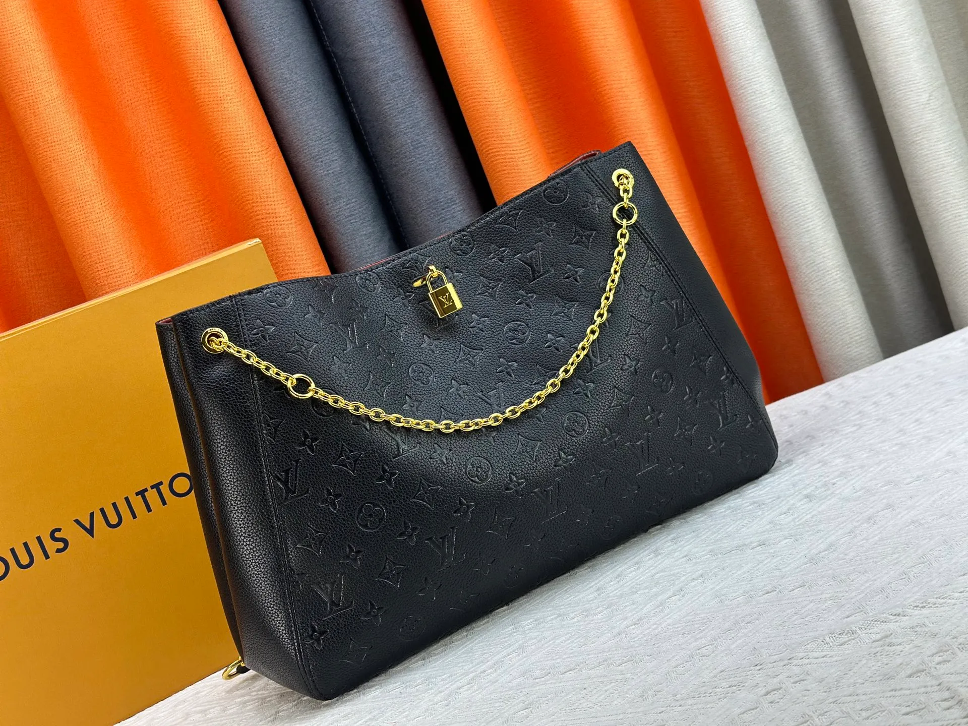 P280 P260 Model No. M14414 M14659 M14234 M This Anytime medium handbag recalls the Promenade handbag that was born in 1988, making it a perfect choice for daily commuting and weekend outings. The Monogram Empreinte leather bag is embellished with shiny metal hardware, and the LV padlock can be hung from the sliding chain shoulder strap, making it easy to explore a variety of styling possibilities and carrying methods. Cow leather - Cow leather trim - Fabric lining - Metal hardware - Magnetic closure - Decorative padlock - Large front pocket - Zipper pocket - Can hold a 13-inch laptop, 6.7-inch smartphone, Sarah long wallet, notebook, sunglasses and keys - Chain: sliding to adjust, not removable! ! Model: M14658; Size: large 42x27x14CM, small 20×13×34cm