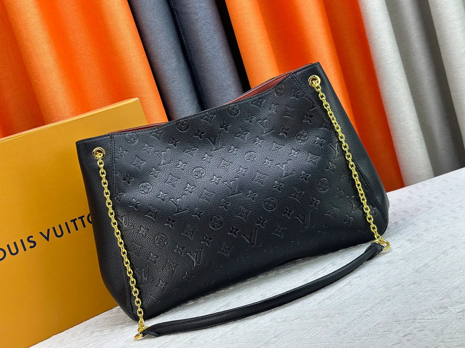 P280 P260 Model No. M14414 M14659 M14234 M This Anytime medium handbag recalls the Promenade handbag that was born in 1988, making it a perfect choice for daily commuting and weekend outings. The Monogram Empreinte leather bag is embellished with shiny metal hardware, and the LV padlock can be hung from the sliding chain shoulder strap, making it easy to explore a variety of styling possibilities and carrying methods. Cow leather - Cow leather trim - Fabric lining - Metal hardware - Magnetic closure - Decorative padlock - Large front pocket - Zipper pocket - Can hold a 13-inch laptop, 6.7-inch smartphone, Sarah long wallet, notebook, sunglasses and keys - Chain: sliding to adjust, not removable! ! Model: M14658; Size: large 42x27x14CM, small 20×13×34cm