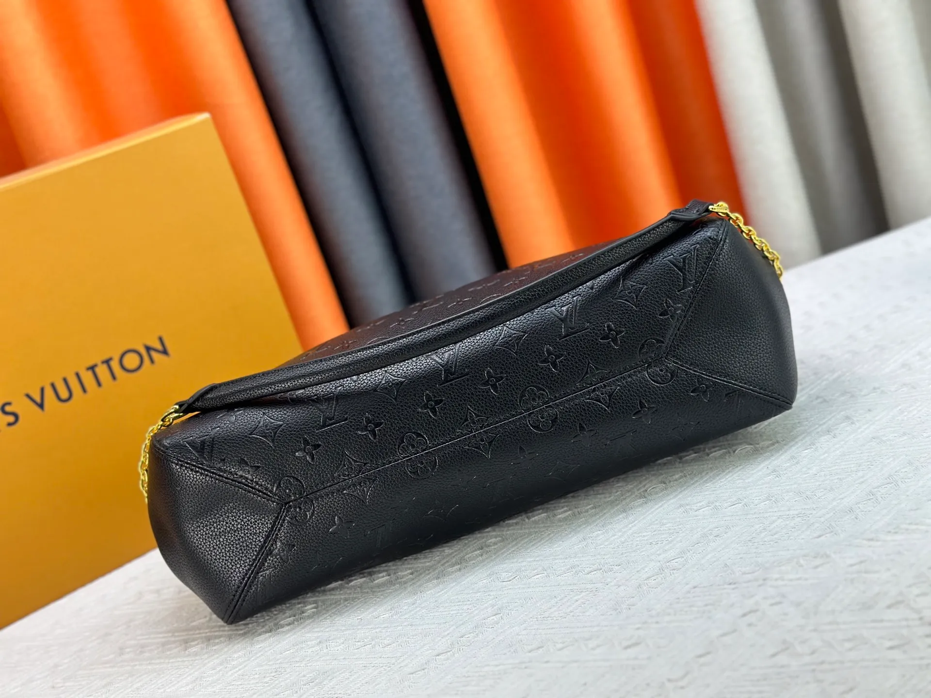 P280 P260 Model No. M14414 M14659 M14234 M This Anytime medium handbag recalls the Promenade handbag that was born in 1988, making it a perfect choice for daily commuting and weekend outings. The Monogram Empreinte leather bag is embellished with shiny metal hardware, and the LV padlock can be hung from the sliding chain shoulder strap, making it easy to explore a variety of styling possibilities and carrying methods. Cow leather - Cow leather trim - Fabric lining - Metal hardware - Magnetic closure - Decorative padlock - Large front pocket - Zipper pocket - Can hold a 13-inch laptop, 6.7-inch smartphone, Sarah long wallet, notebook, sunglasses and keys - Chain: sliding to adjust, not removable! ! Model: M14658; Size: large 42x27x14CM, small 20×13×34cm