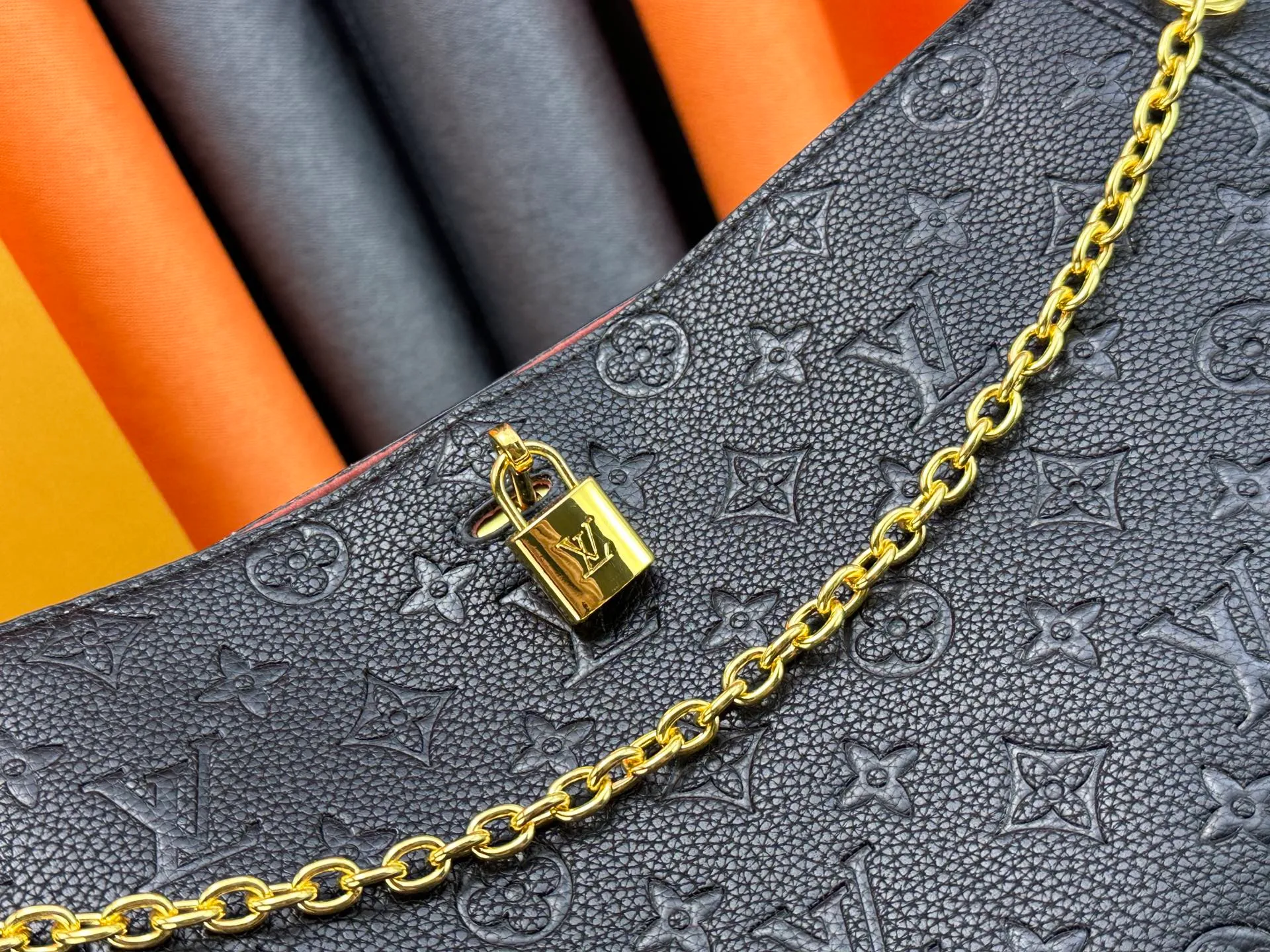 P280 P260 Model No. M14414 M14659 M14234 M This Anytime medium handbag recalls the Promenade handbag that was born in 1988, making it a perfect choice for daily commuting and weekend outings. The Monogram Empreinte leather bag is embellished with shiny metal hardware, and the LV padlock can be hung from the sliding chain shoulder strap, making it easy to explore a variety of styling possibilities and carrying methods. Cow leather - Cow leather trim - Fabric lining - Metal hardware - Magnetic closure - Decorative padlock - Large front pocket - Zipper pocket - Can hold a 13-inch laptop, 6.7-inch smartphone, Sarah long wallet, notebook, sunglasses and keys - Chain: sliding to adjust, not removable! ! Model: M14658; Size: large 42x27x14CM, small 20×13×34cm
