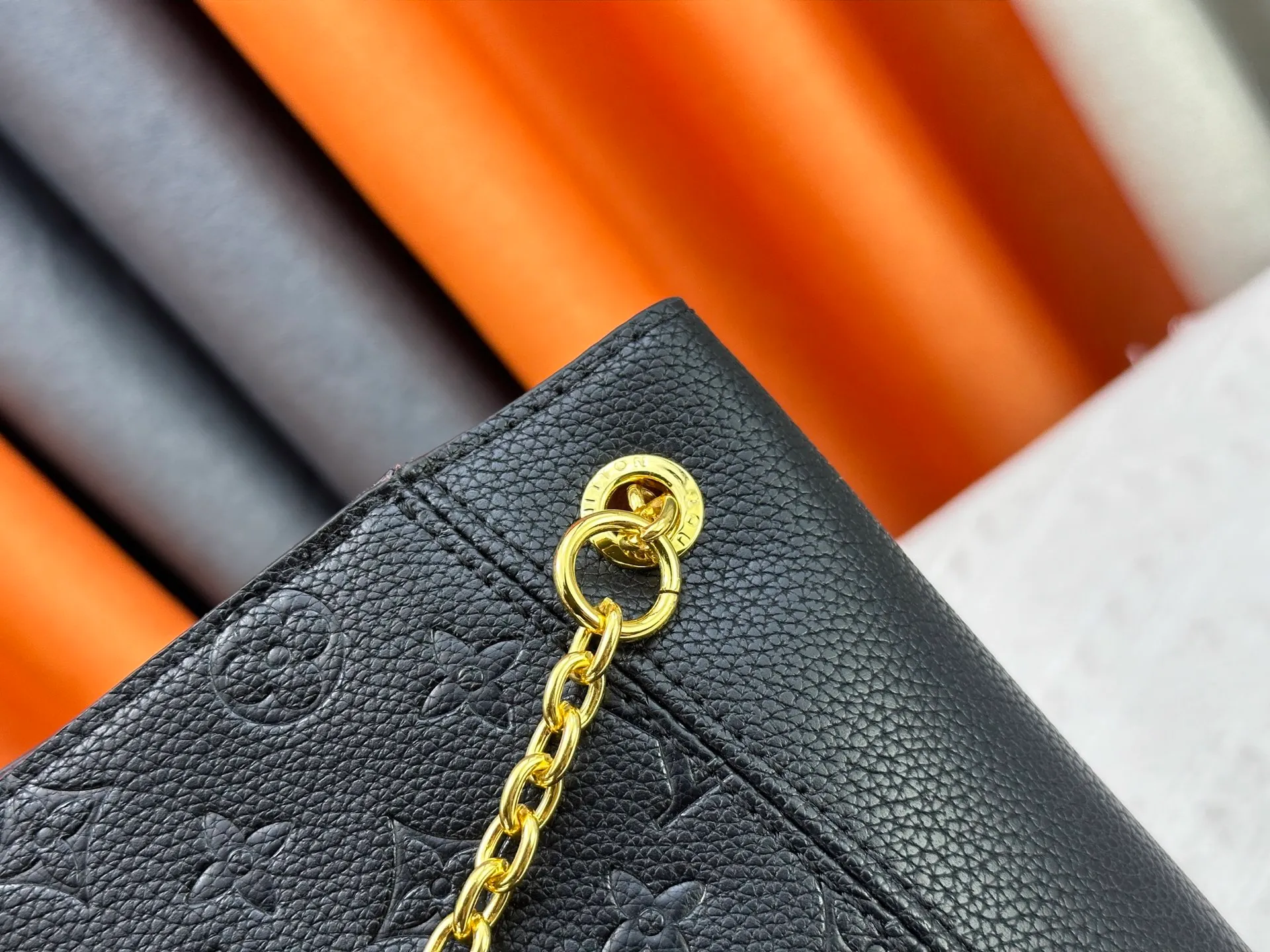 P280 P260 Model No. M14414 M14659 M14234 M This Anytime medium handbag recalls the Promenade handbag that was born in 1988, making it a perfect choice for daily commuting and weekend outings. The Monogram Empreinte leather bag is embellished with shiny metal hardware, and the LV padlock can be hung from the sliding chain shoulder strap, making it easy to explore a variety of styling possibilities and carrying methods. Cow leather - Cow leather trim - Fabric lining - Metal hardware - Magnetic closure - Decorative padlock - Large front pocket - Zipper pocket - Can hold a 13-inch laptop, 6.7-inch smartphone, Sarah long wallet, notebook, sunglasses and keys - Chain: sliding to adjust, not removable! ! Model: M14658; Size: large 42x27x14CM, small 20×13×34cm