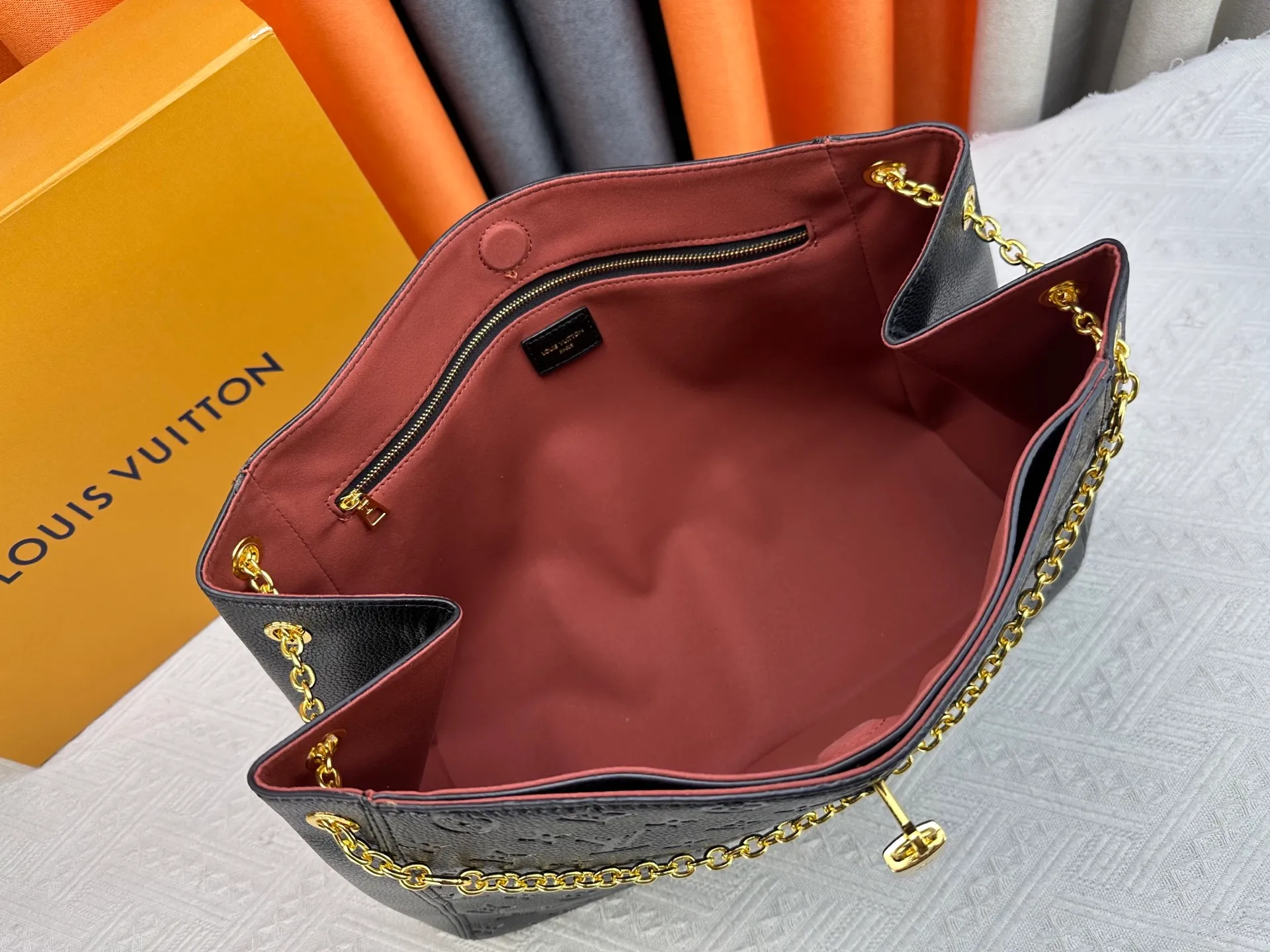 P280 P260 Model No. M14414 M14659 M14234 M This Anytime medium handbag recalls the Promenade handbag that was born in 1988, making it a perfect choice for daily commuting and weekend outings. The Monogram Empreinte leather bag is embellished with shiny metal hardware, and the LV padlock can be hung from the sliding chain shoulder strap, making it easy to explore a variety of styling possibilities and carrying methods. Cow leather - Cow leather trim - Fabric lining - Metal hardware - Magnetic closure - Decorative padlock - Large front pocket - Zipper pocket - Can hold a 13-inch laptop, 6.7-inch smartphone, Sarah long wallet, notebook, sunglasses and keys - Chain: sliding to adjust, not removable! ! Model: M14658; Size: large 42x27x14CM, small 20×13×34cm
