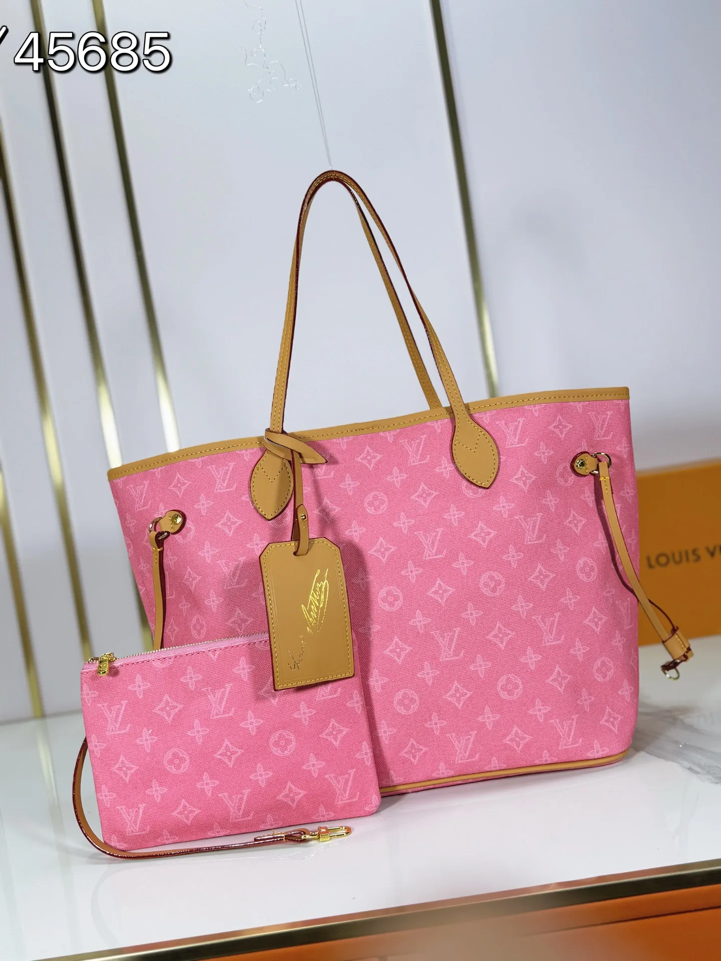 P240 upgraded original M45685 M40995 M27521💋💋Louis Vuitton's new Neverfull is a new interpretation of the classic handbag, exploring the exquisite details inside the bag. Redesigned interior pockets feature fresh fabric linings and vintage details inspired by the Louis Vuitton archives, most notably the detachable zippered clutch, which can be used on its own as a sophisticated clutch or as an additional pocket. Bright lining tones add a more lively feel to Monogram's classic canvas. Size: 32*29*17 cm