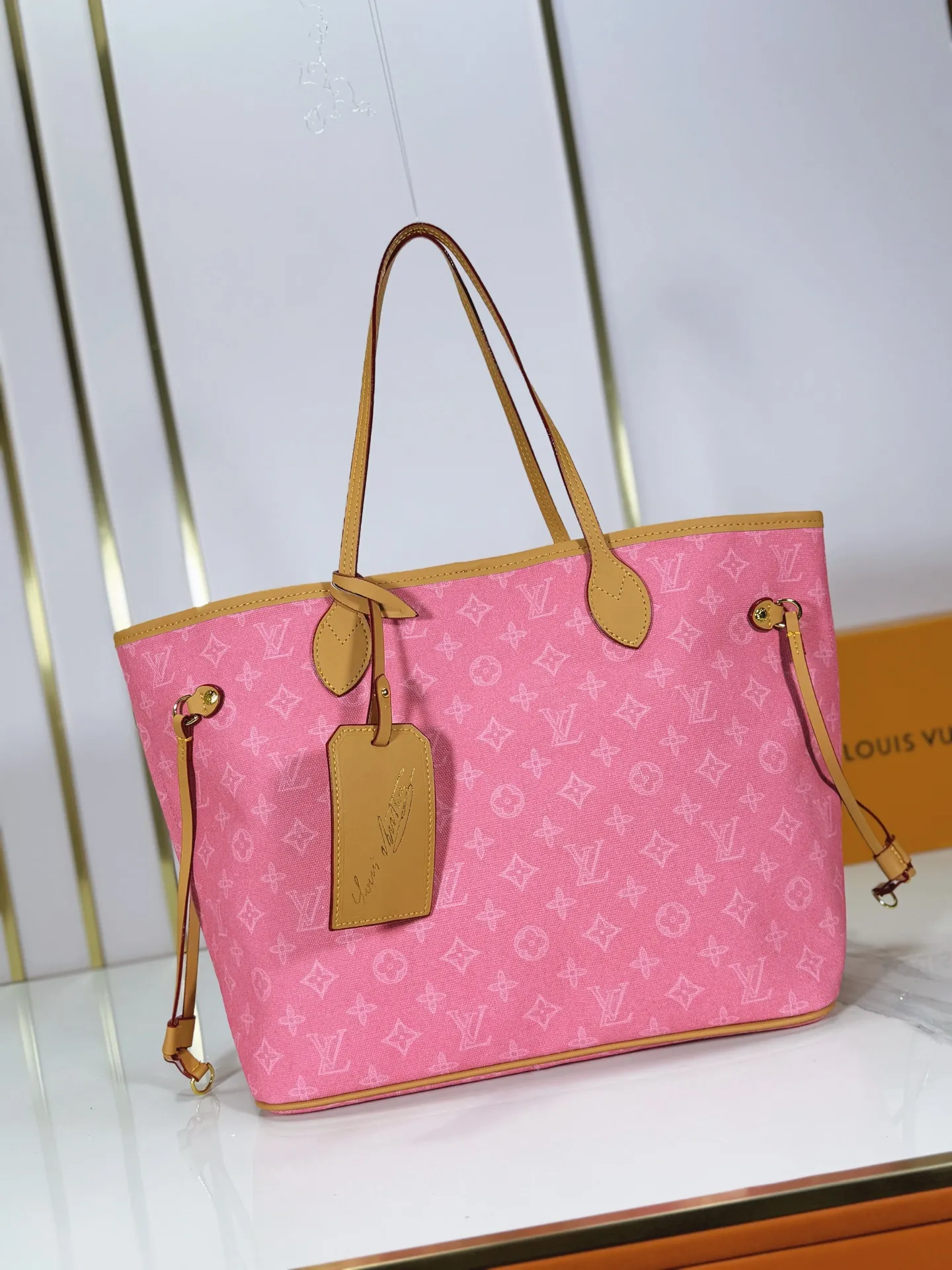 P240 upgraded original M45685 M40995 M27521💋💋Louis Vuitton's new Neverfull is a new interpretation of the classic handbag, exploring the exquisite details inside the bag. Redesigned interior pockets feature fresh fabric linings and vintage details inspired by the Louis Vuitton archives, most notably the detachable zippered clutch, which can be used on its own as a sophisticated clutch or as an additional pocket. Bright lining tones add a more lively feel to Monogram's classic canvas. Size: 32*29*17 cm