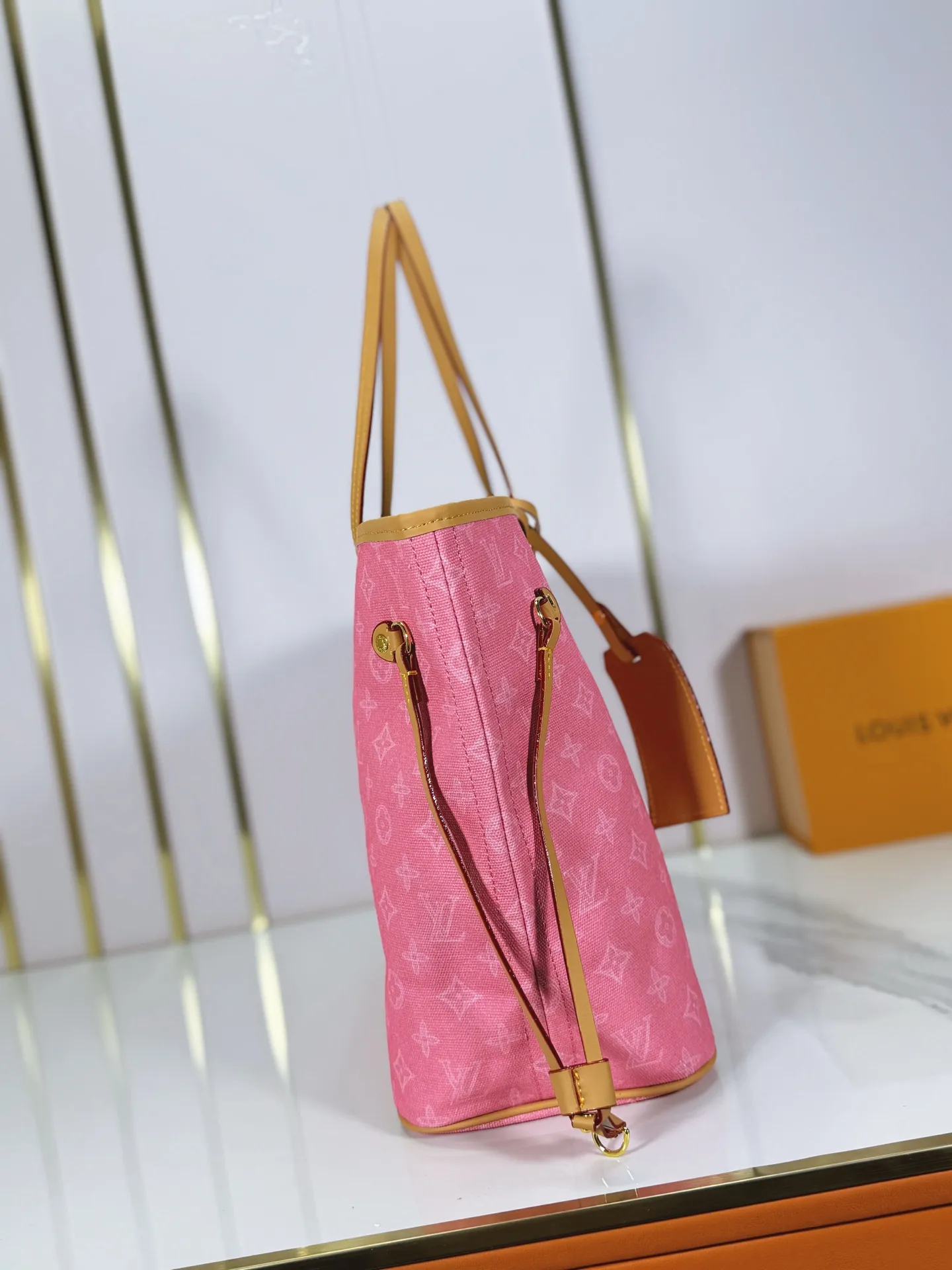 P240 upgraded original M45685 M40995 M27521💋💋Louis Vuitton's new Neverfull is a new interpretation of the classic handbag, exploring the exquisite details inside the bag. Redesigned interior pockets feature fresh fabric linings and vintage details inspired by the Louis Vuitton archives, most notably the detachable zippered clutch, which can be used on its own as a sophisticated clutch or as an additional pocket. Bright lining tones add a more lively feel to Monogram's classic canvas. Size: 32*29*17 cm