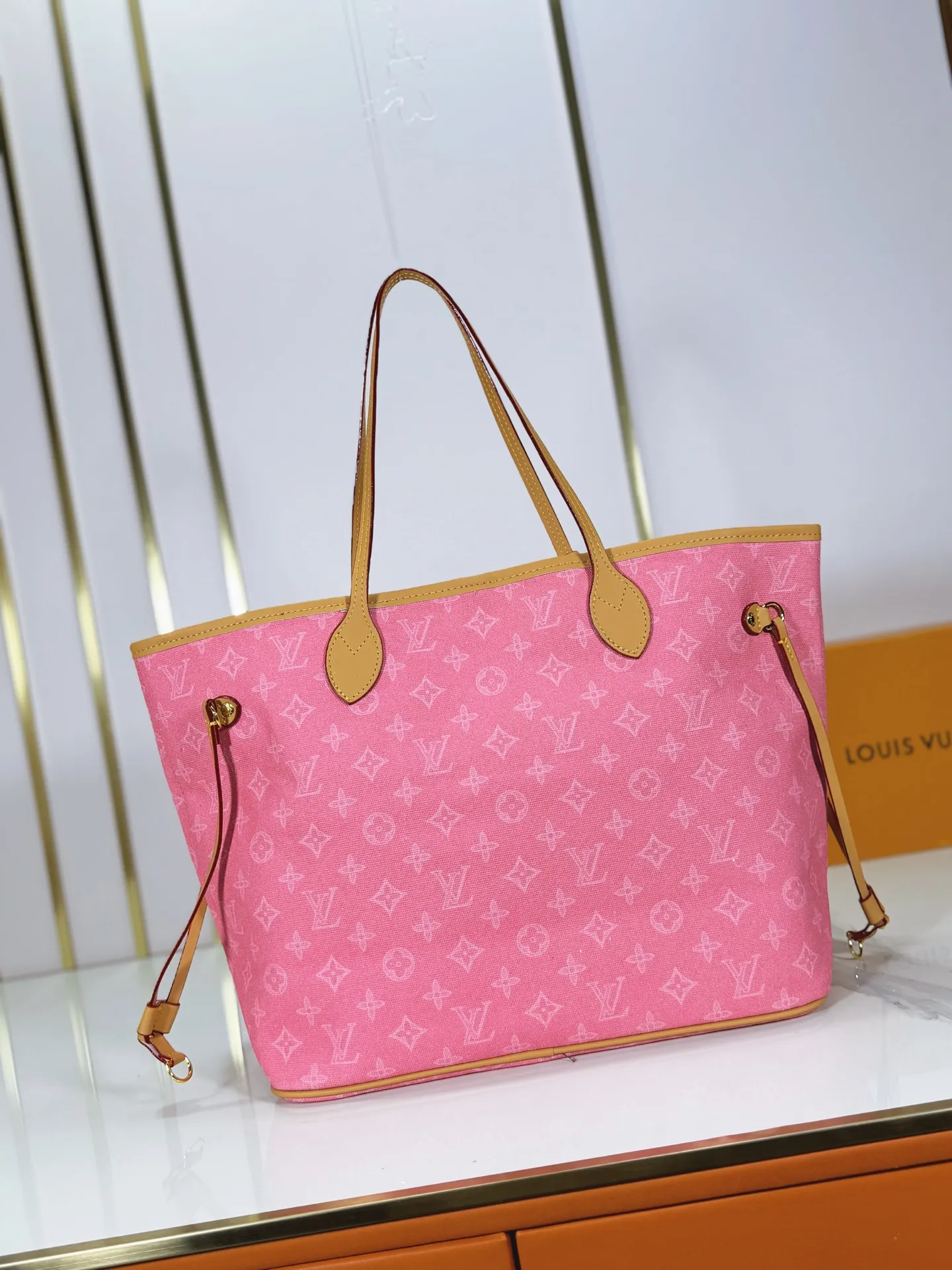 P240 upgraded original M45685 M40995 M27521💋💋Louis Vuitton's new Neverfull is a new interpretation of the classic handbag, exploring the exquisite details inside the bag. Redesigned interior pockets feature fresh fabric linings and vintage details inspired by the Louis Vuitton archives, most notably the detachable zippered clutch, which can be used on its own as a sophisticated clutch or as an additional pocket. Bright lining tones add a more lively feel to Monogram's classic canvas. Size: 32*29*17 cm