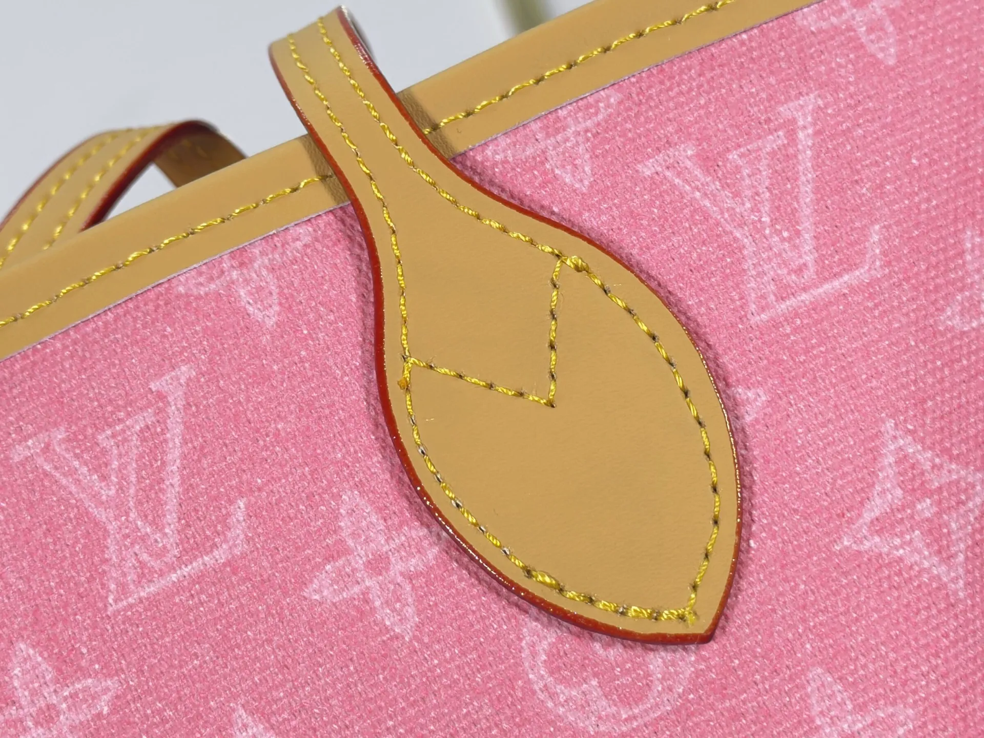 P240 upgraded original M45685 M40995 M27521💋💋Louis Vuitton's new Neverfull is a new interpretation of the classic handbag, exploring the exquisite details inside the bag. Redesigned interior pockets feature fresh fabric linings and vintage details inspired by the Louis Vuitton archives, most notably the detachable zippered clutch, which can be used on its own as a sophisticated clutch or as an additional pocket. Bright lining tones add a more lively feel to Monogram's classic canvas. Size: 32*29*17 cm