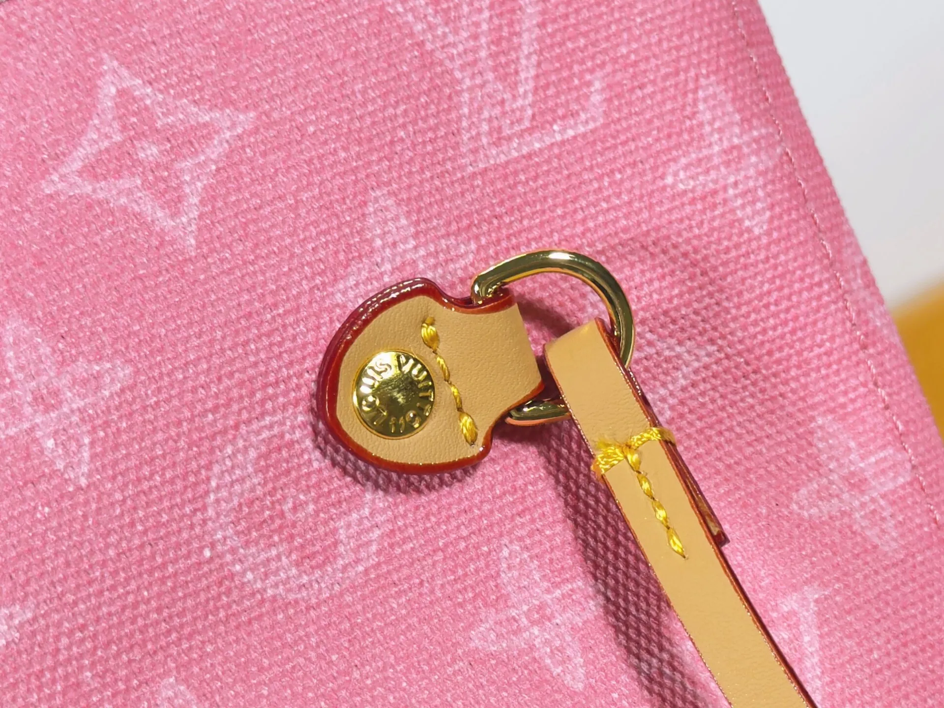 P240 upgraded original M45685 M40995 M27521💋💋Louis Vuitton's new Neverfull is a new interpretation of the classic handbag, exploring the exquisite details inside the bag. Redesigned interior pockets feature fresh fabric linings and vintage details inspired by the Louis Vuitton archives, most notably the detachable zippered clutch, which can be used on its own as a sophisticated clutch or as an additional pocket. Bright lining tones add a more lively feel to Monogram's classic canvas. Size: 32*29*17 cm