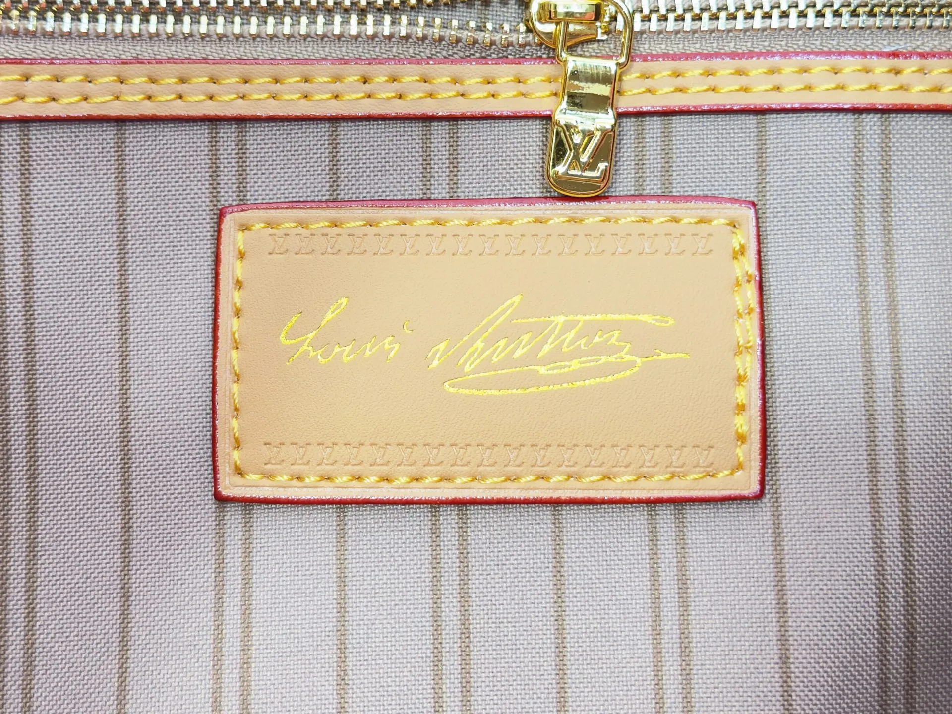 P240 upgraded original M45685 M40995 M27521💋💋Louis Vuitton's new Neverfull is a new interpretation of the classic handbag, exploring the exquisite details inside the bag. Redesigned interior pockets feature fresh fabric linings and vintage details inspired by the Louis Vuitton archives, most notably the detachable zippered clutch, which can be used on its own as a sophisticated clutch or as an additional pocket. Bright lining tones add a more lively feel to Monogram's classic canvas. Size: 32*29*17 cm