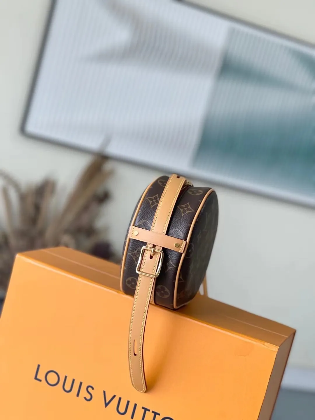💰740 Top Original Order M45149 Nicolas Ghesquière revisits the brand’s travel tradition in the spring and summer of 2020 to create a pocket-sized version of the Boîte Chapeau Souple handbag. Trimmed with Monogram canvas and natural cowhide, it exudes casual elegance. The compact "hat box bag" has plenty of space inside, making it easy to travel with your daily needs. Dimensions: 17.0 x 16.0 x 7.0 cm