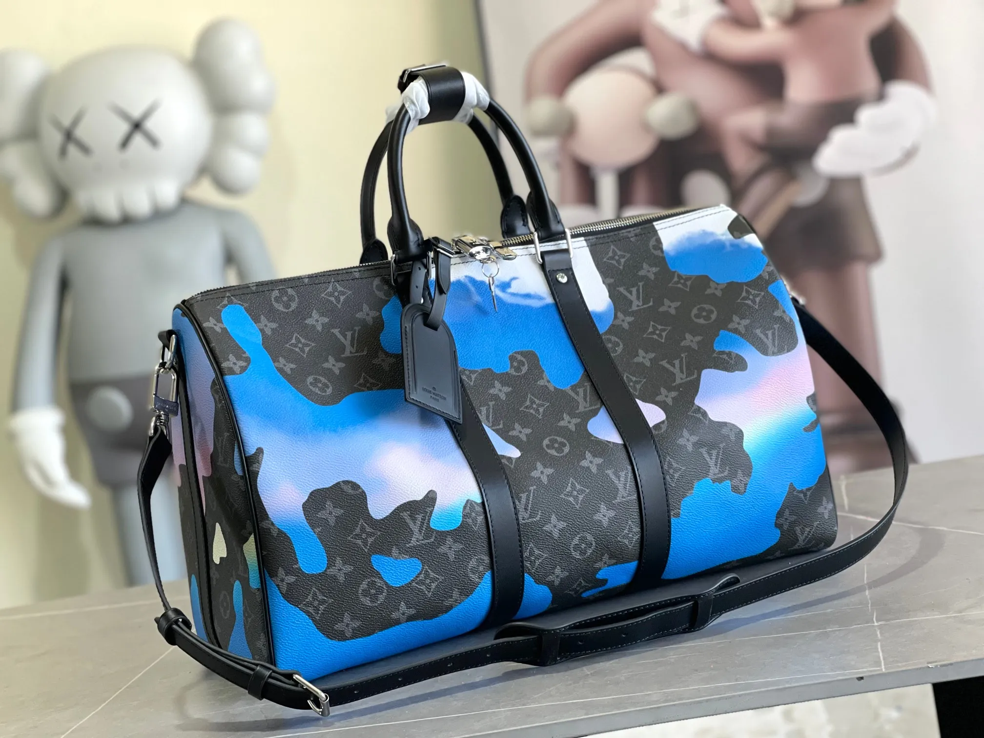 💰1340 Top original order 46356 Louis Vuitton classic Keepall 45 size travel bag model number 46356 dip-dyed in pastel colors like the rising sun, welcoming the 2022 spring with vitality. Monogram canvas has a soft sheen and is large enough for carry-on luggage without sacrificing storage space. Detailed Features 45 x 27 x 20 cm (Length x Height x Width) Monogram coated canvas Cow leather trim Textile lining Metal hardware Zip closure Large main compartment Zippered interior pocket Removable name tag Carry-on baggage dimensions