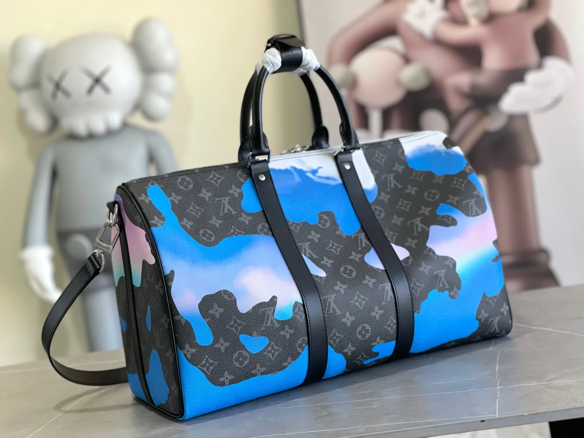💰1340 Top original order 46356 Louis Vuitton classic Keepall 45 size travel bag model number 46356 dip-dyed in pastel colors like the rising sun, welcoming the 2022 spring with vitality. Monogram canvas has a soft sheen and is large enough for carry-on luggage without sacrificing storage space. Detailed Features 45 x 27 x 20 cm (Length x Height x Width) Monogram coated canvas Cow leather trim Textile lining Metal hardware Zip closure Large main compartment Zippered interior pocket Removable name tag Carry-on baggage dimensions