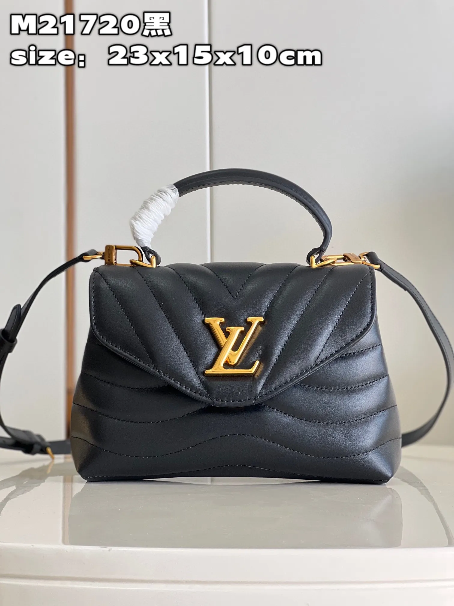 💰1160 (top layer leather) top quality original M21720 off-white. This Hold Me handbag is a new product of Louis Vuitton's iconic New Wave quilted leather goods series. It has an exquisite shape and is comfortable to carry. The body is smooth to the touch and fastened with an elegant LV metal buckle. The removable and adjustable leather strap enhances the bag's ease of wear. size：23x15x10cm