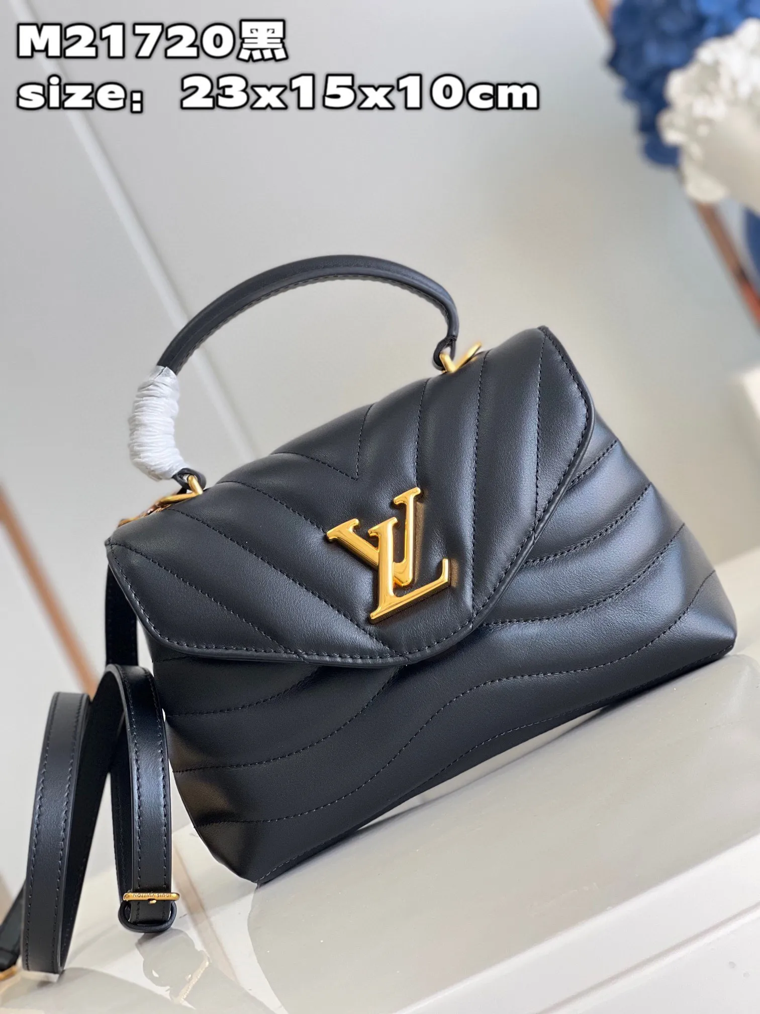 💰1160 (top layer leather) top quality original M21720 off-white. This Hold Me handbag is a new product of Louis Vuitton's iconic New Wave quilted leather goods series. It has an exquisite shape and is comfortable to carry. The body is smooth to the touch and fastened with an elegant LV metal buckle. The removable and adjustable leather strap enhances the bag's ease of wear. size：23x15x10cm
