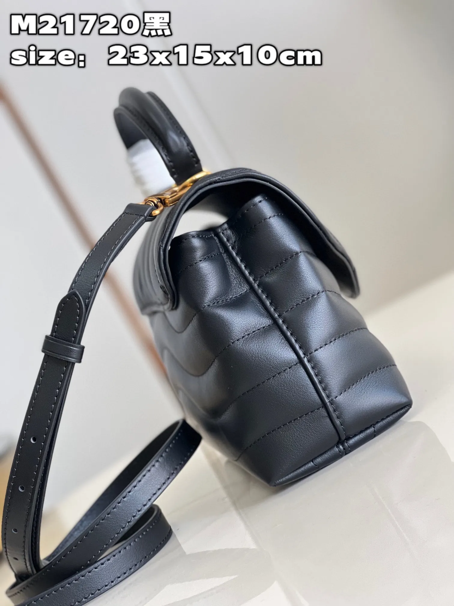 💰1160 (top layer leather) top quality original M21720 off-white. This Hold Me handbag is a new product of Louis Vuitton's iconic New Wave quilted leather goods series. It has an exquisite shape and is comfortable to carry. The body is smooth to the touch and fastened with an elegant LV metal buckle. The removable and adjustable leather strap enhances the bag's ease of wear. size：23x15x10cm