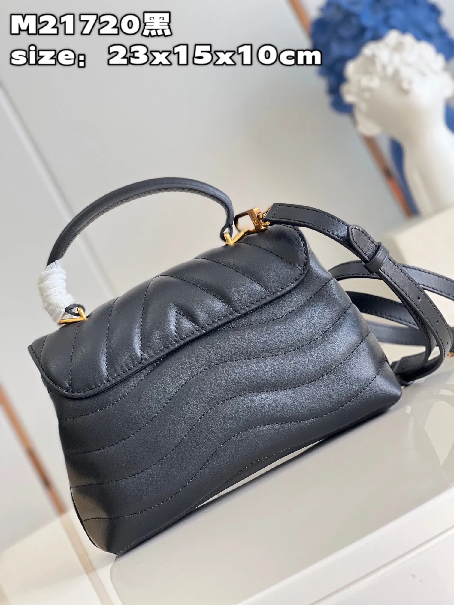 💰1160 (top layer leather) top quality original M21720 off-white. This Hold Me handbag is a new product of Louis Vuitton's iconic New Wave quilted leather goods series. It has an exquisite shape and is comfortable to carry. The body is smooth to the touch and fastened with an elegant LV metal buckle. The removable and adjustable leather strap enhances the bag's ease of wear. size：23x15x10cm