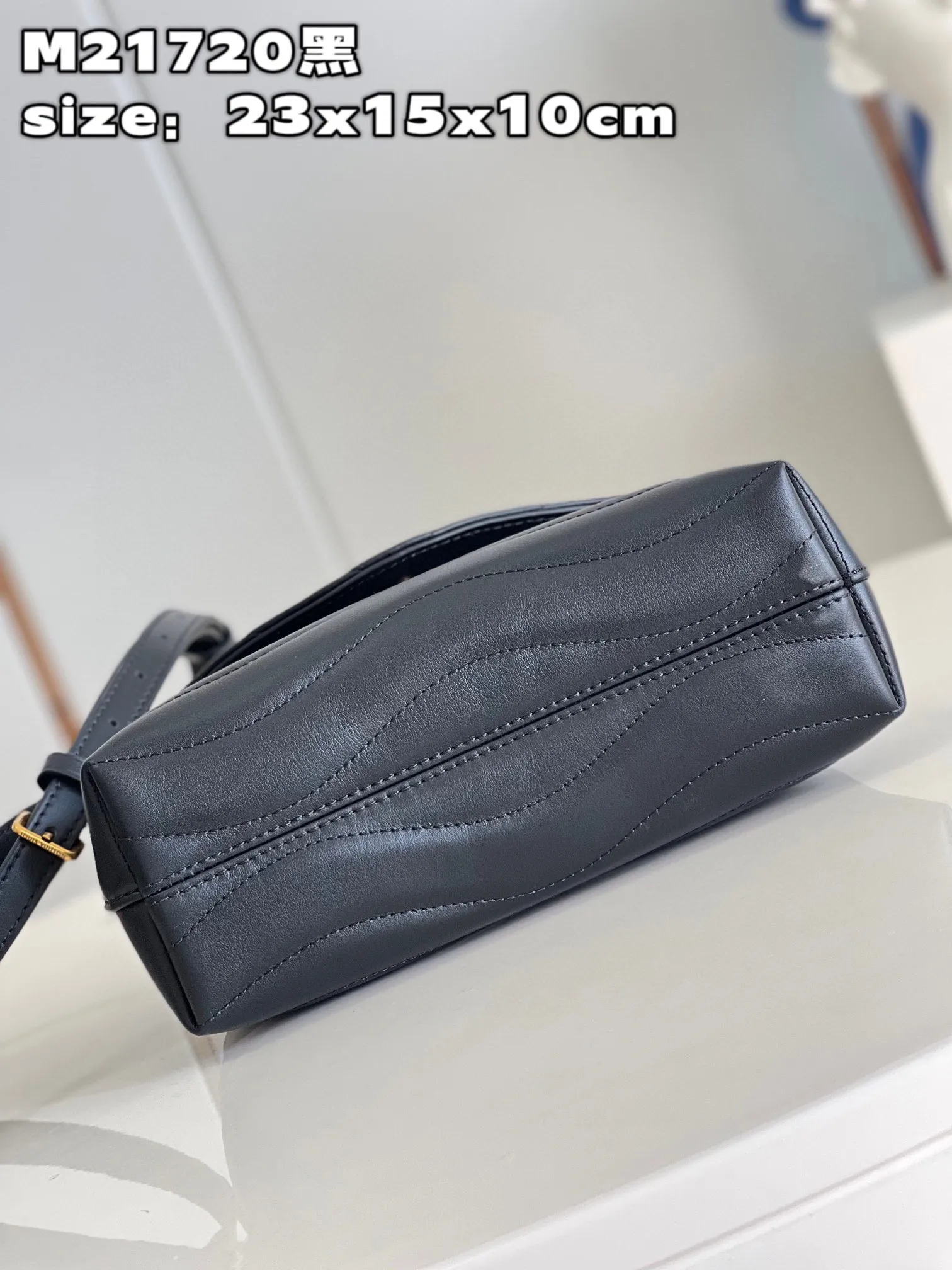💰1160 (top layer leather) top quality original M21720 off-white. This Hold Me handbag is a new product of Louis Vuitton's iconic New Wave quilted leather goods series. It has an exquisite shape and is comfortable to carry. The body is smooth to the touch and fastened with an elegant LV metal buckle. The removable and adjustable leather strap enhances the bag's ease of wear. size：23x15x10cm