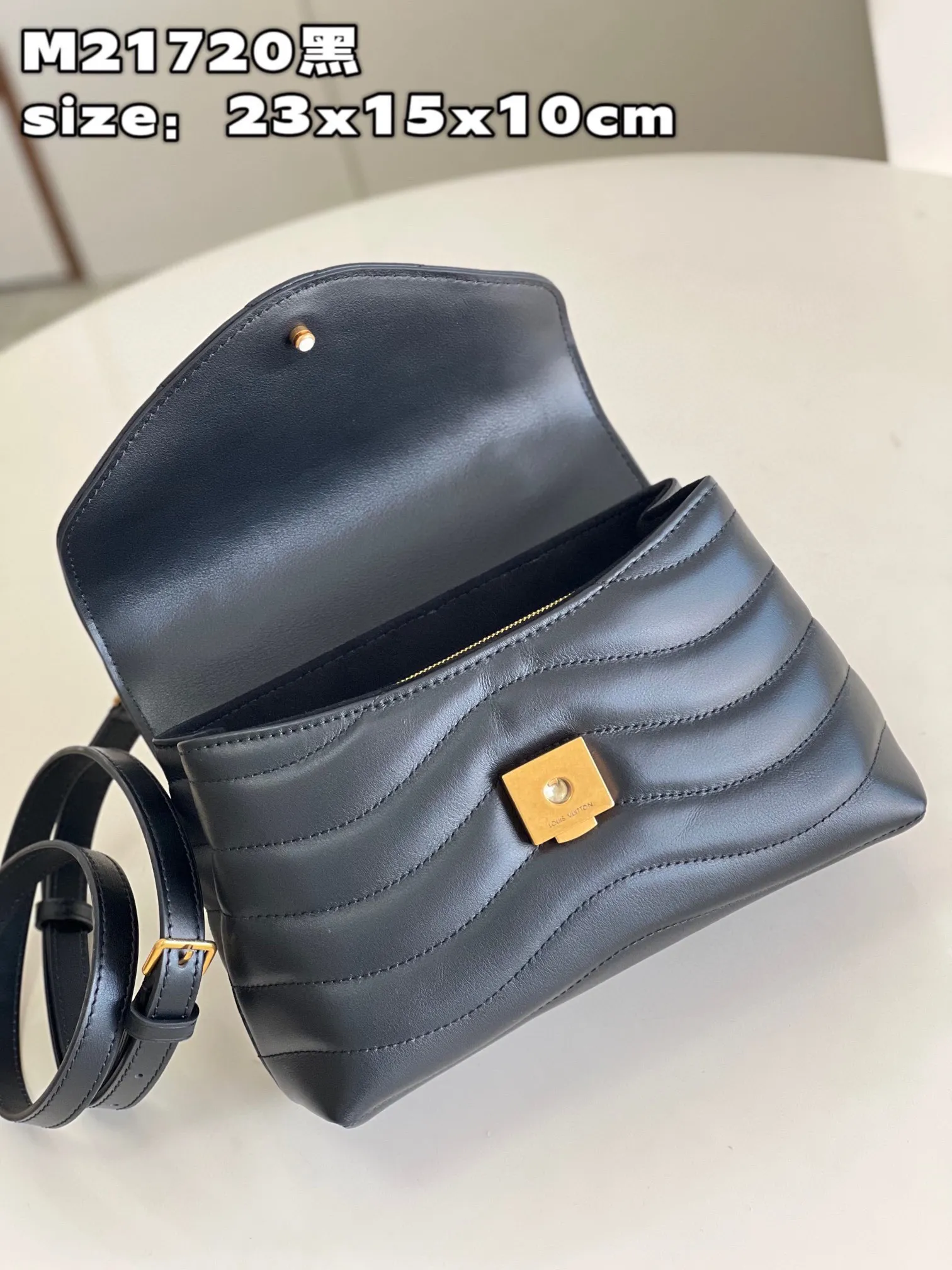 💰1160 (top layer leather) top quality original M21720 off-white. This Hold Me handbag is a new product of Louis Vuitton's iconic New Wave quilted leather goods series. It has an exquisite shape and is comfortable to carry. The body is smooth to the touch and fastened with an elegant LV metal buckle. The removable and adjustable leather strap enhances the bag's ease of wear. size：23x15x10cm