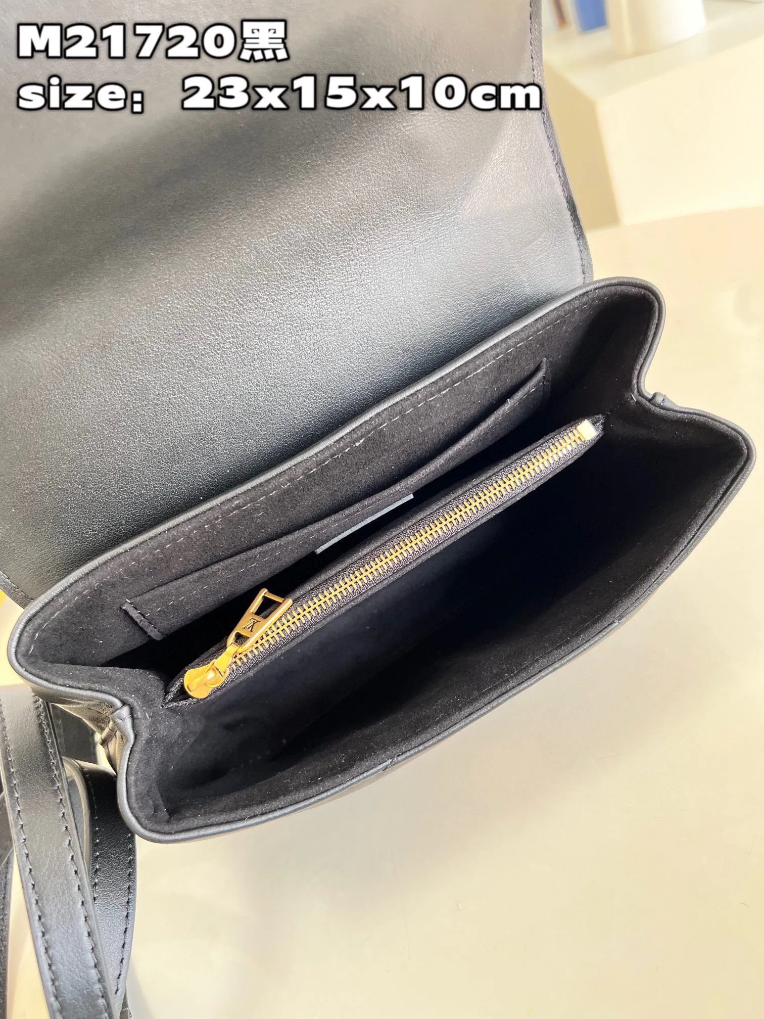 💰1160 (top layer leather) top quality original M21720 off-white. This Hold Me handbag is a new product of Louis Vuitton's iconic New Wave quilted leather goods series. It has an exquisite shape and is comfortable to carry. The body is smooth to the touch and fastened with an elegant LV metal buckle. The removable and adjustable leather strap enhances the bag's ease of wear. size：23x15x10cm