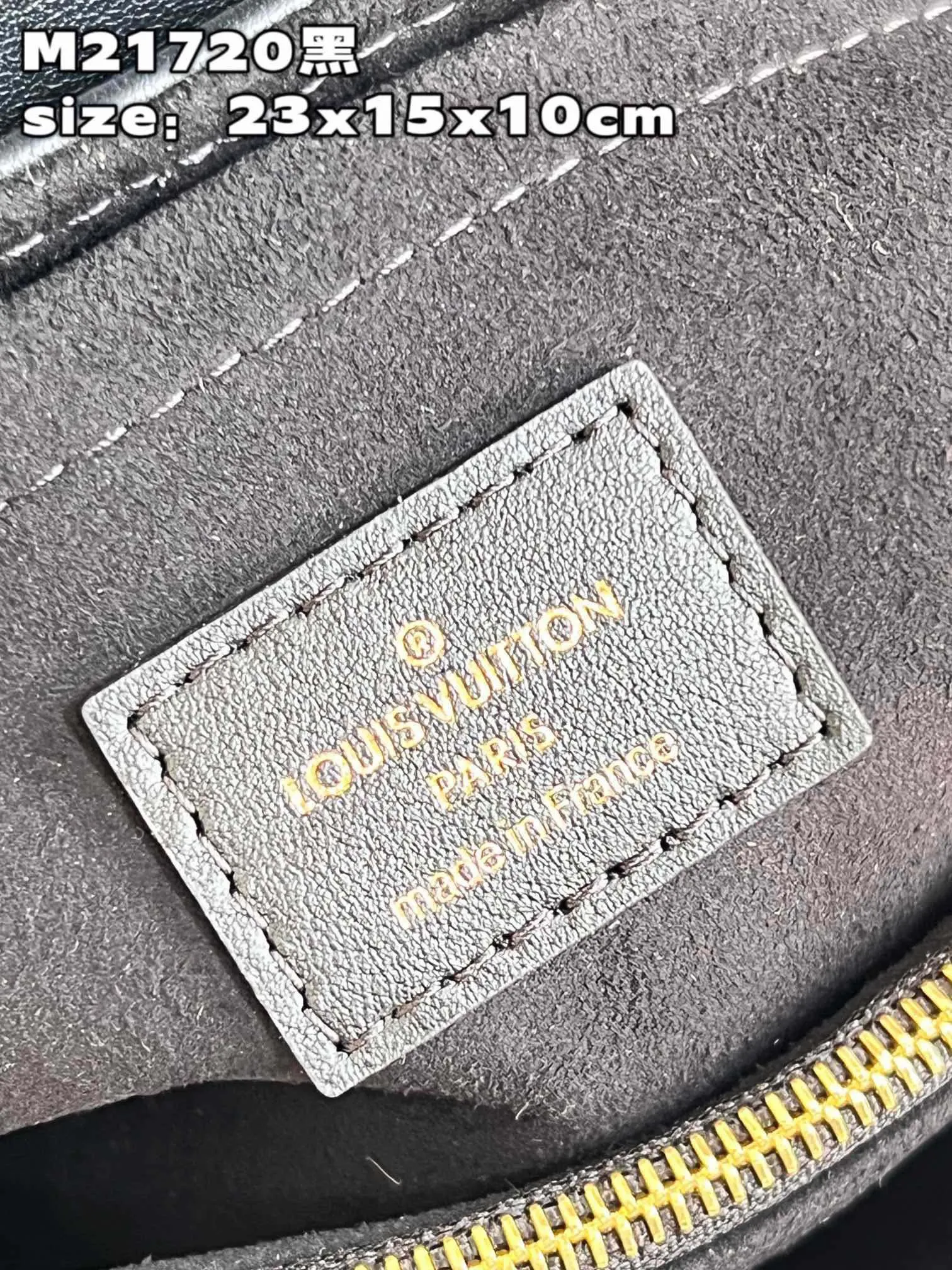 💰1160 (top layer leather) top quality original M21720 off-white. This Hold Me handbag is a new product of Louis Vuitton's iconic New Wave quilted leather goods series. It has an exquisite shape and is comfortable to carry. The body is smooth to the touch and fastened with an elegant LV metal buckle. The removable and adjustable leather strap enhances the bag's ease of wear. size：23x15x10cm