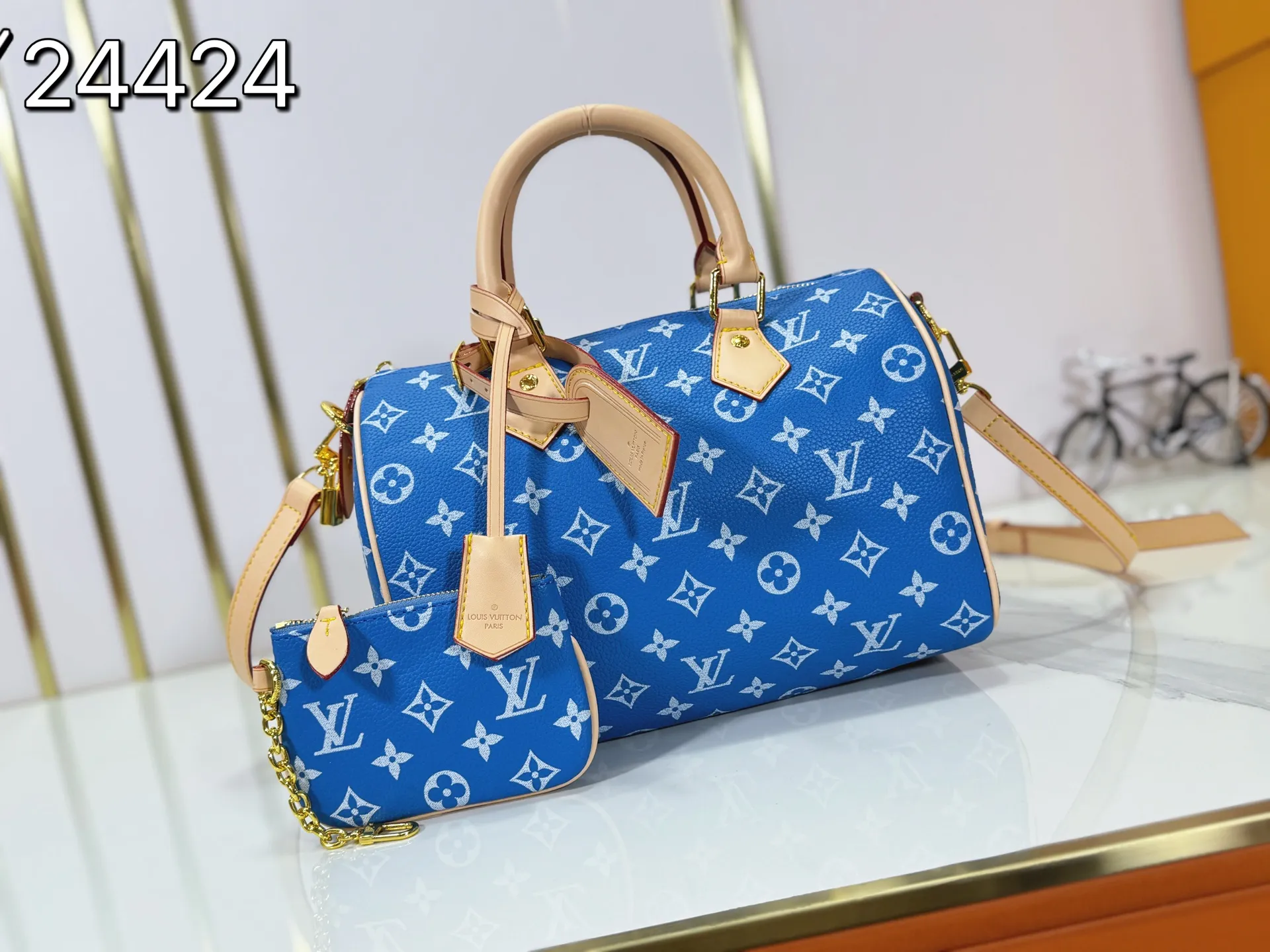 P280 Upgraded original M24424 M24425 M24426 M24423 M24443 M This Speedy Bandoulière 25 Monogram Leather handbag is made of soft cow leather and uses Monogram pattern to reproduce the elegant look and feel of canvas printing. Dazzling metal hardware, sheepskin lining and nameplate all reflect Creative Director Pharrell Williams' relentless attention to detail. Dimensions: 25.0 x 15.0 x 15.0 cm (length x height x width)