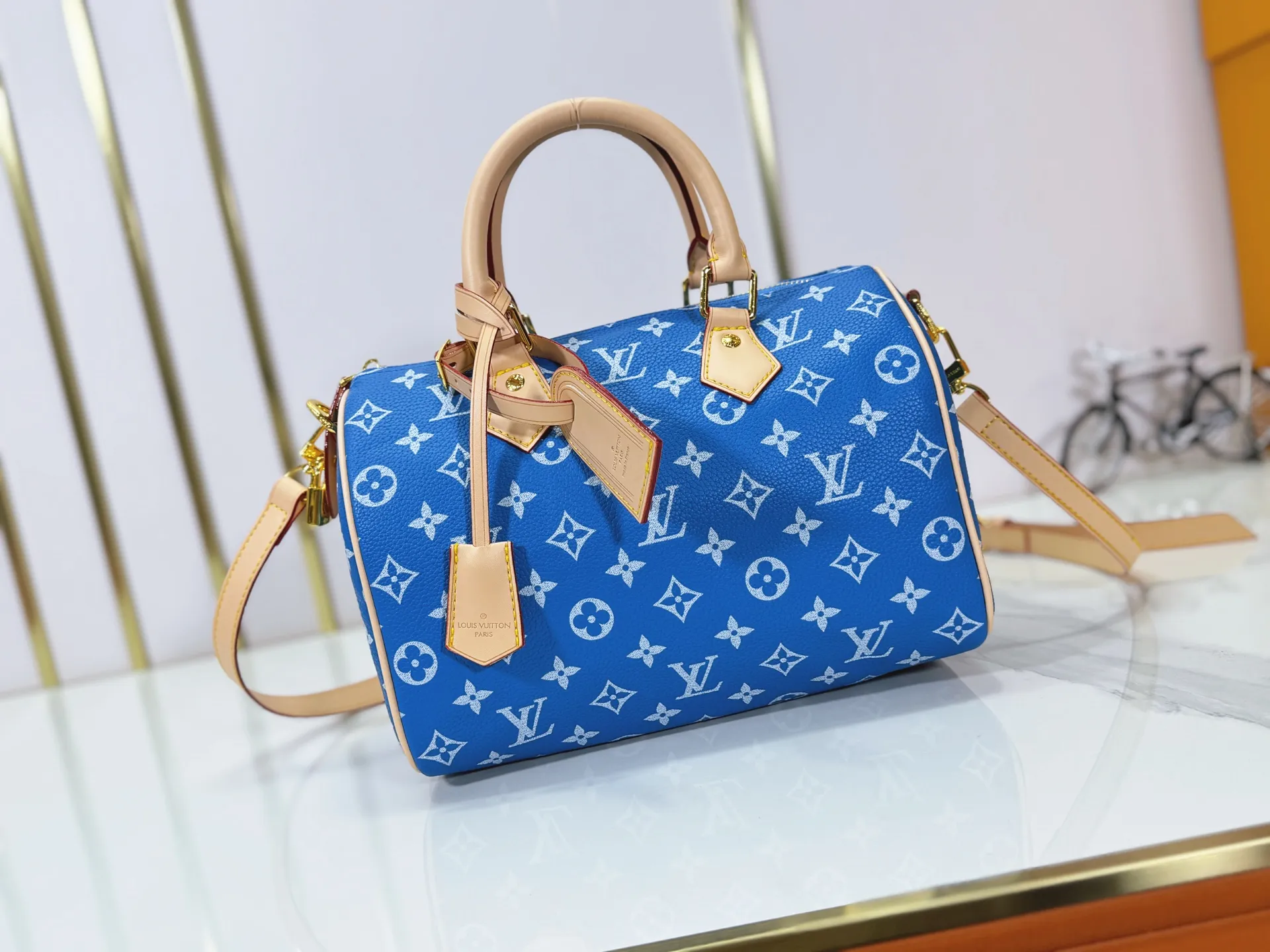 P280 Upgraded original M24424 M24425 M24426 M24423 M24443 M This Speedy Bandoulière 25 Monogram Leather handbag is made of soft cow leather and uses Monogram pattern to reproduce the elegant look and feel of canvas printing. Dazzling metal hardware, sheepskin lining and nameplate all reflect Creative Director Pharrell Williams' relentless attention to detail. Dimensions: 25.0 x 15.0 x 15.0 cm (length x height x width)