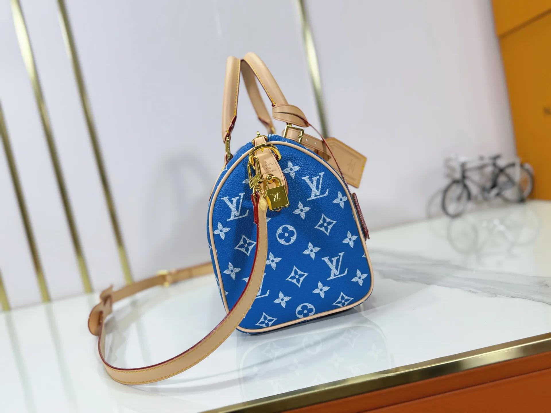 P280 Upgraded original M24424 M24425 M24426 M24423 M24443 M This Speedy Bandoulière 25 Monogram Leather handbag is made of soft cow leather and uses Monogram pattern to reproduce the elegant look and feel of canvas printing. Dazzling metal hardware, sheepskin lining and nameplate all reflect Creative Director Pharrell Williams' relentless attention to detail. Dimensions: 25.0 x 15.0 x 15.0 cm (length x height x width)