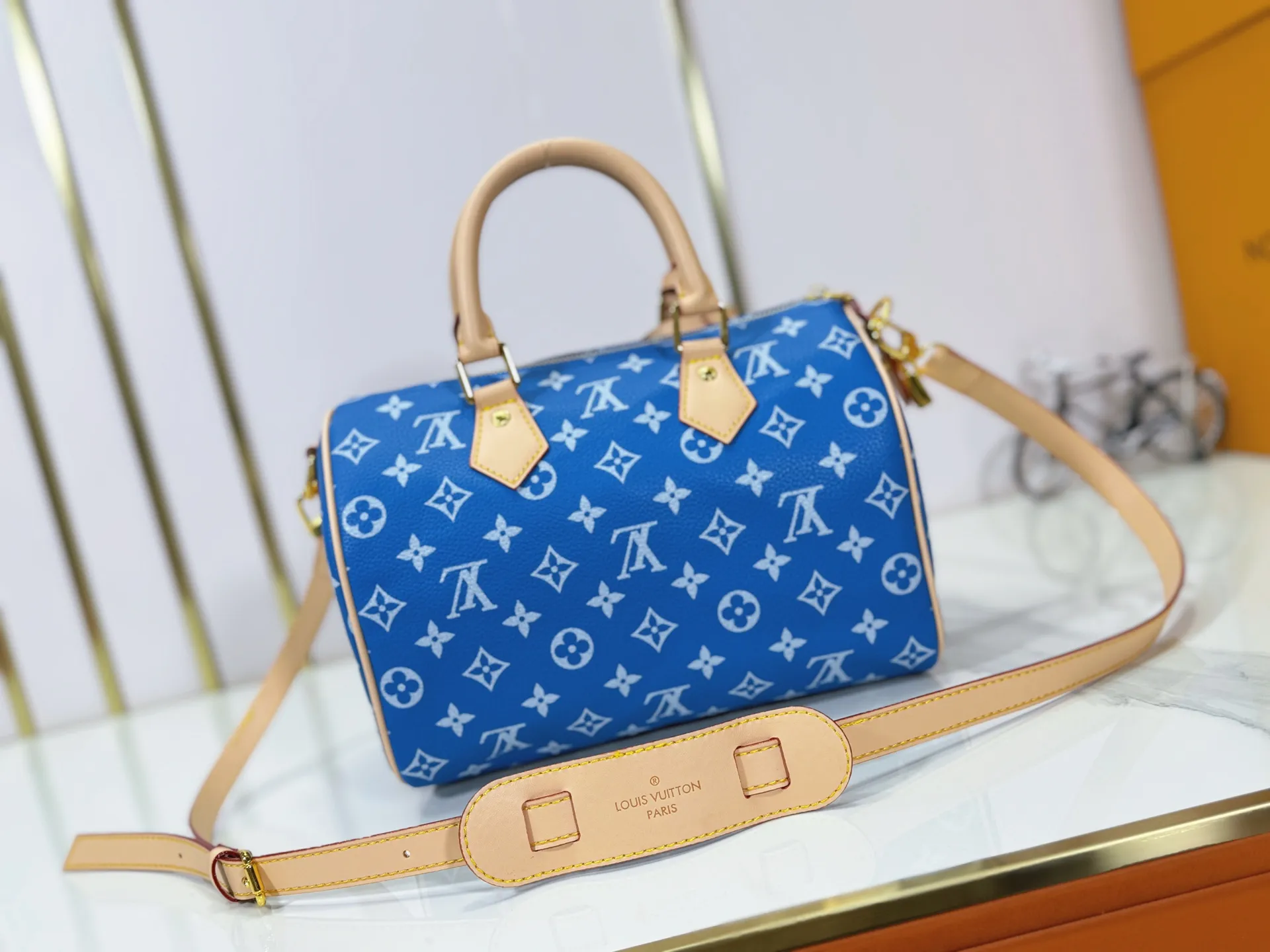 P280 Upgraded original M24424 M24425 M24426 M24423 M24443 M This Speedy Bandoulière 25 Monogram Leather handbag is made of soft cow leather and uses Monogram pattern to reproduce the elegant look and feel of canvas printing. Dazzling metal hardware, sheepskin lining and nameplate all reflect Creative Director Pharrell Williams' relentless attention to detail. Dimensions: 25.0 x 15.0 x 15.0 cm (length x height x width)