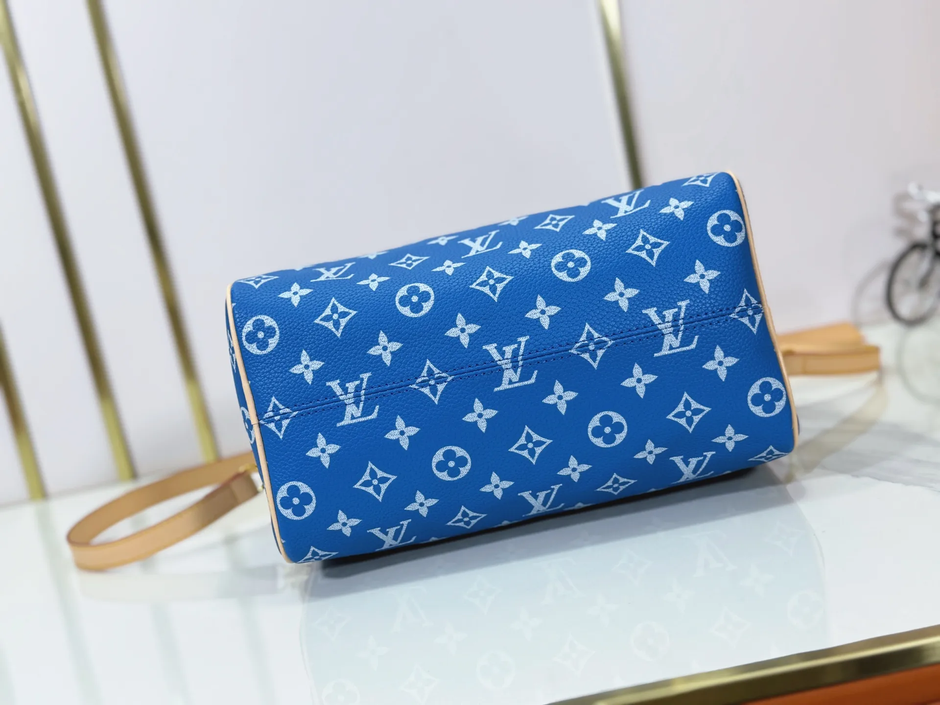 P280 Upgraded original M24424 M24425 M24426 M24423 M24443 M This Speedy Bandoulière 25 Monogram Leather handbag is made of soft cow leather and uses Monogram pattern to reproduce the elegant look and feel of canvas printing. Dazzling metal hardware, sheepskin lining and nameplate all reflect Creative Director Pharrell Williams' relentless attention to detail. Dimensions: 25.0 x 15.0 x 15.0 cm (length x height x width)